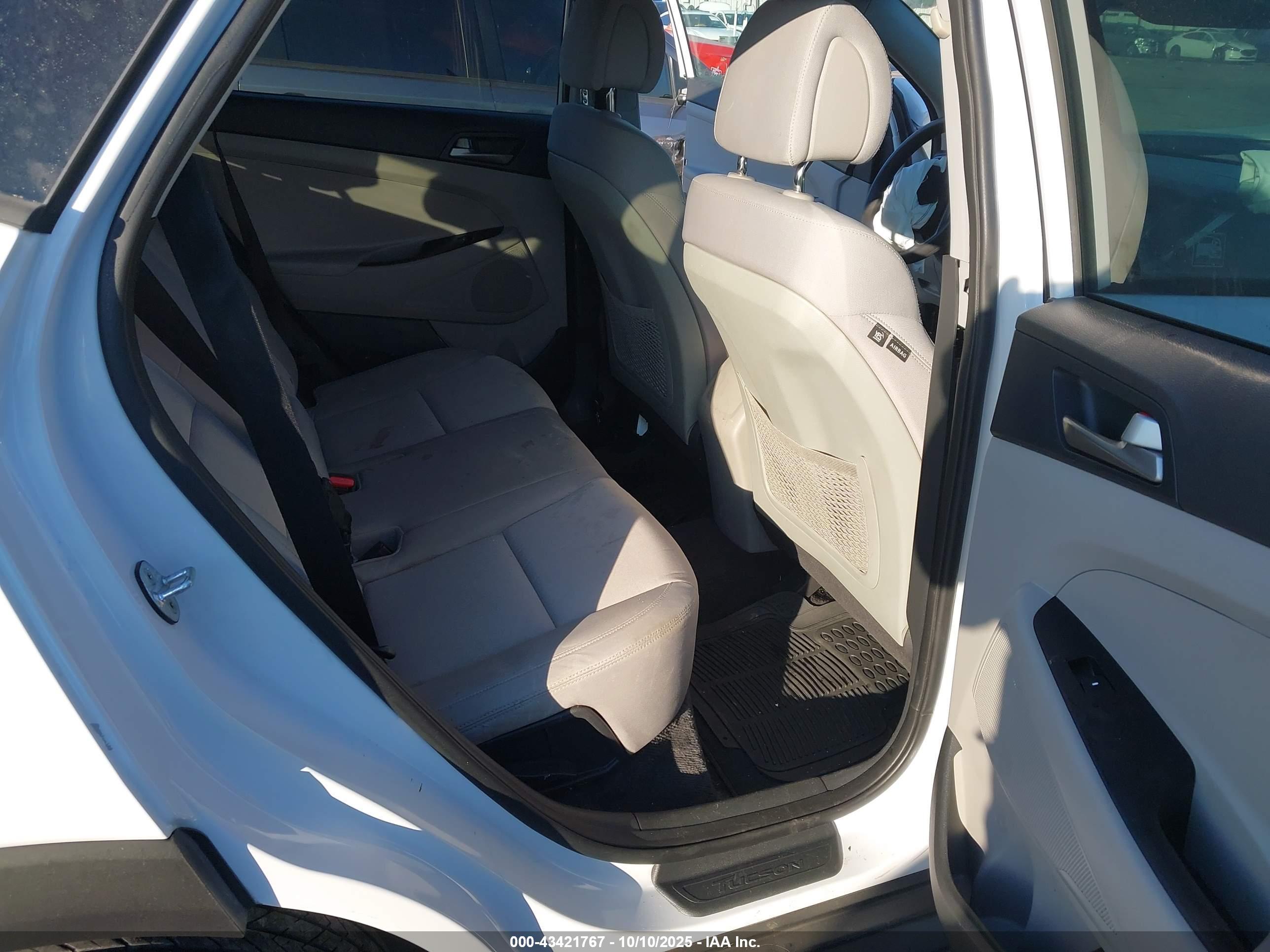 HYUNDAI TUCSON image 8