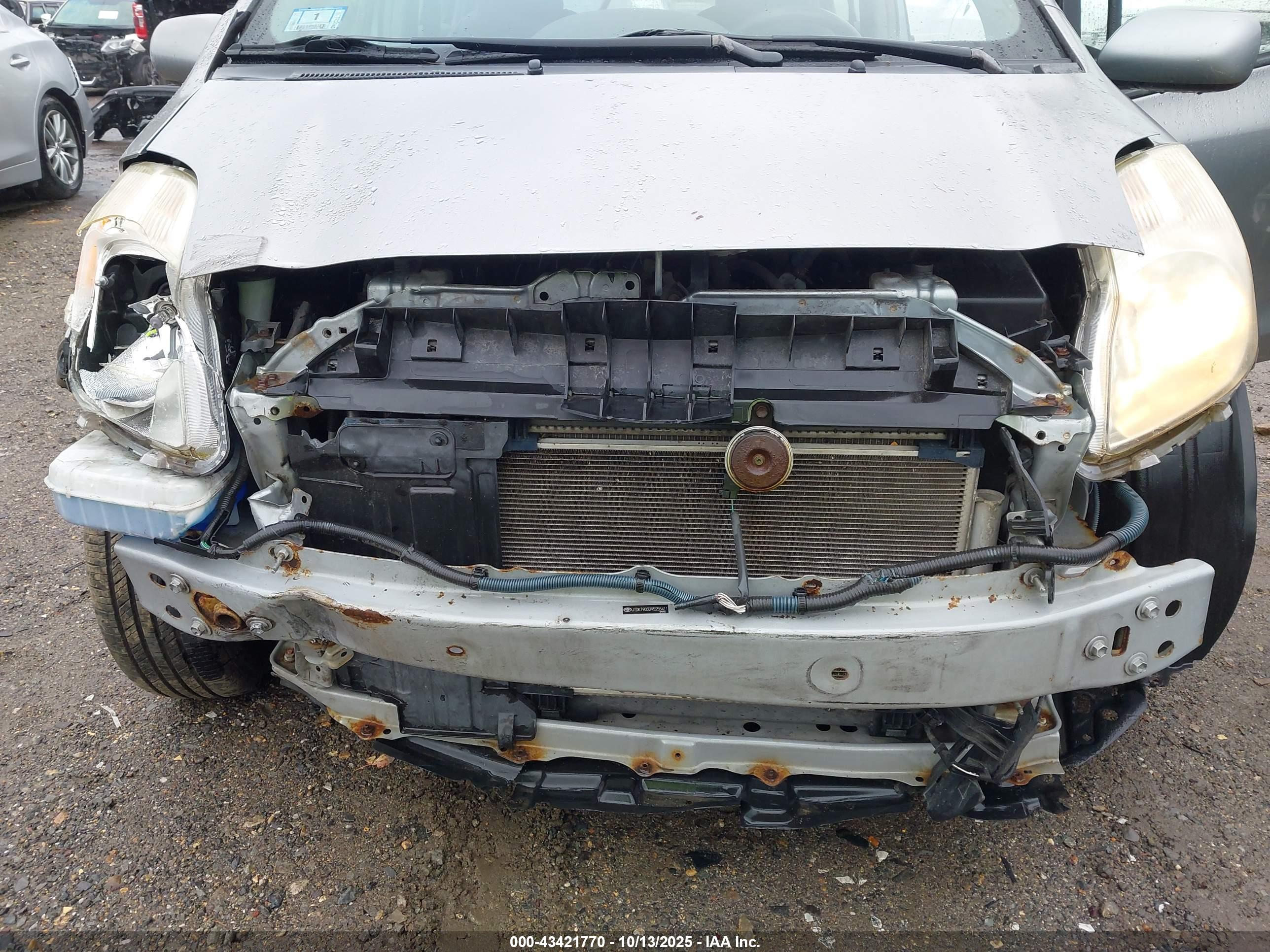 TOYOTA YARIS image 6