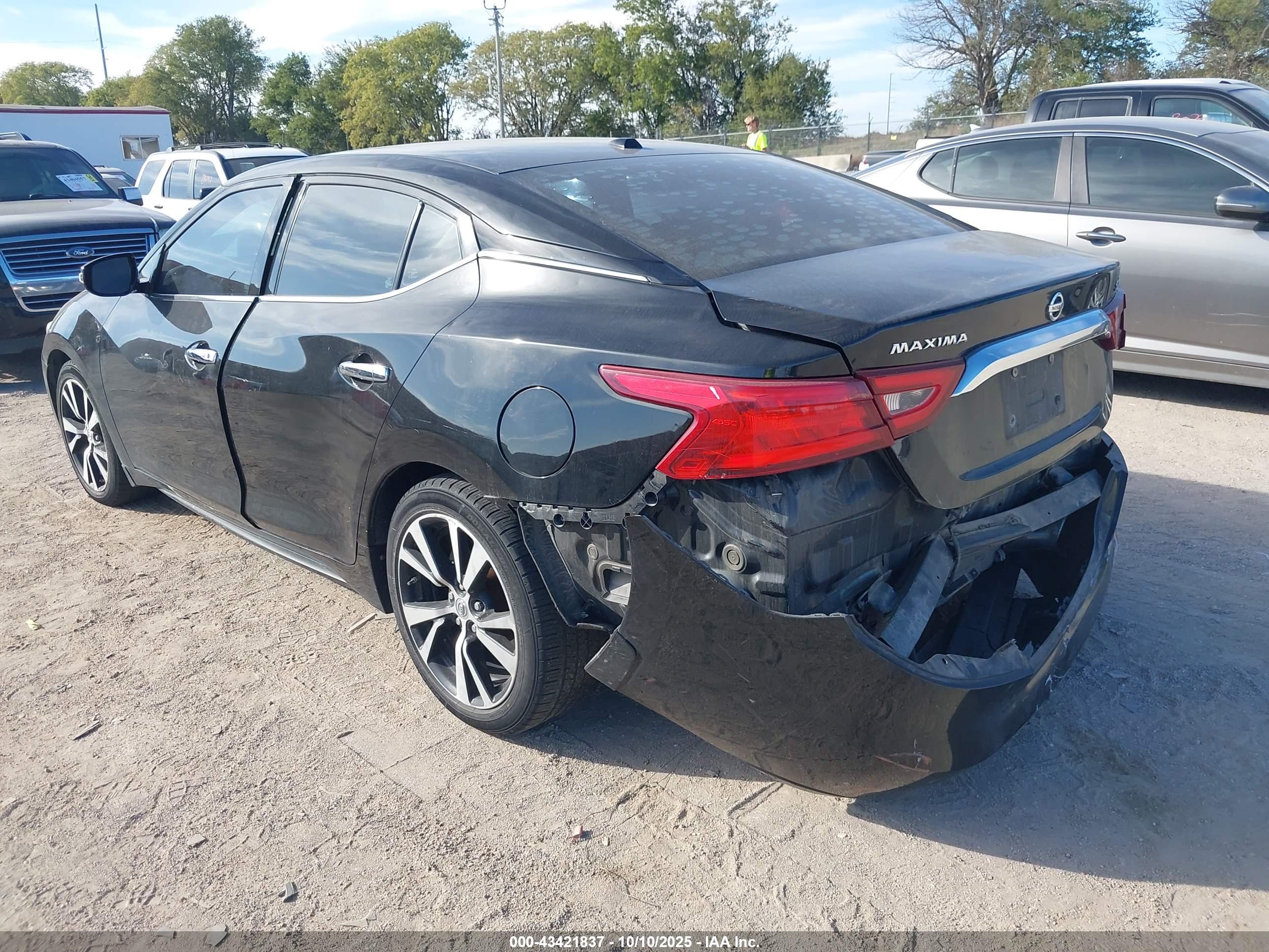 NISSAN MAXIMA image 3