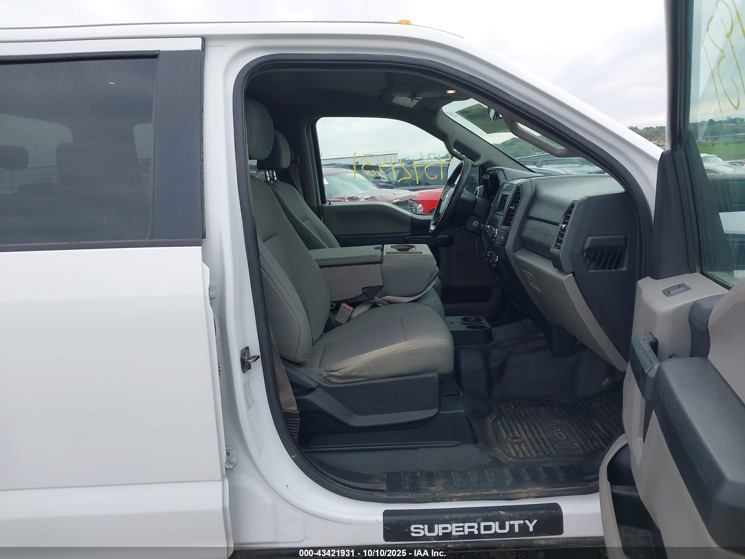 FORD F-550 image 7