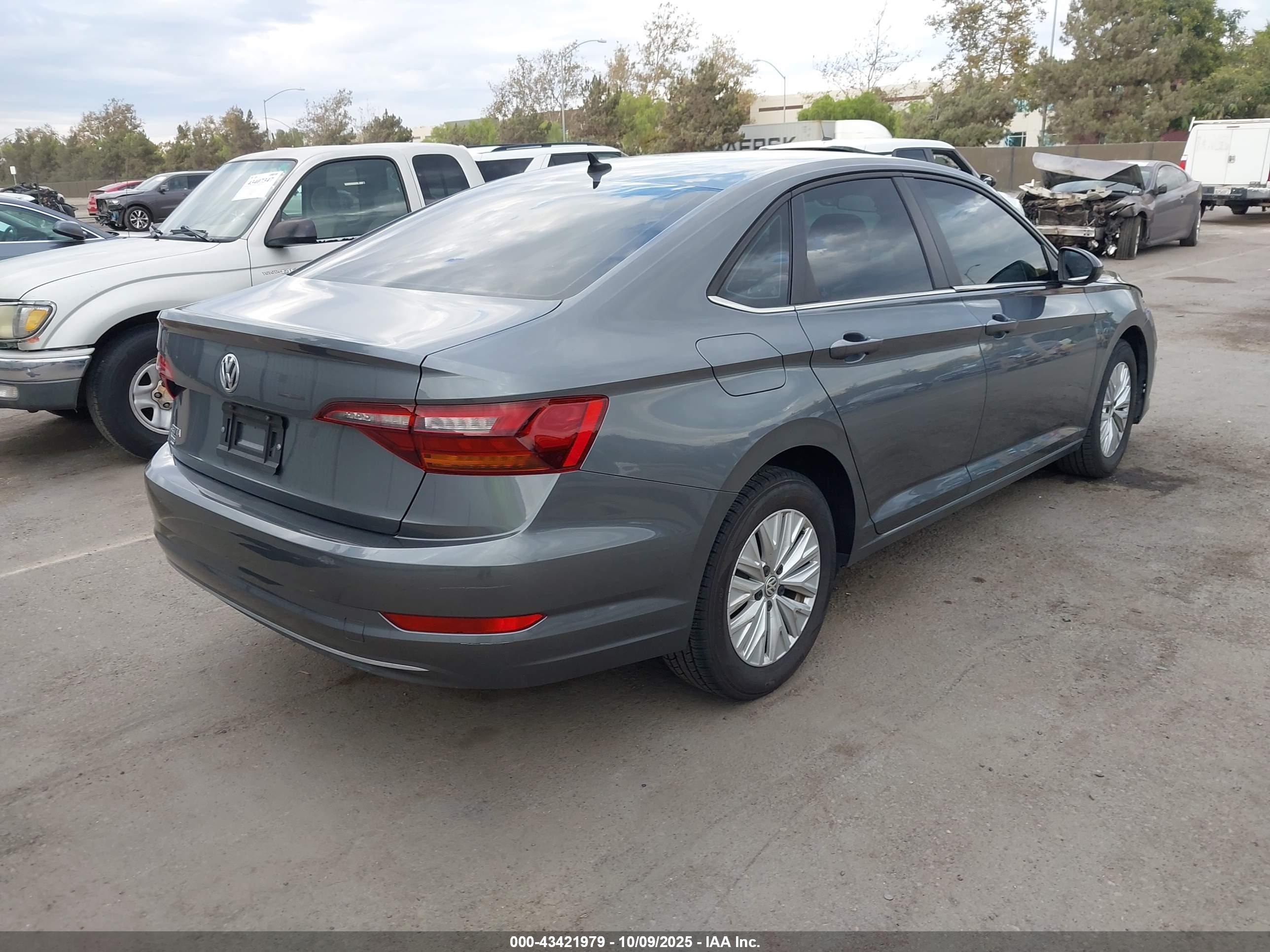 VOLKSWAGEN JETTA image 4
