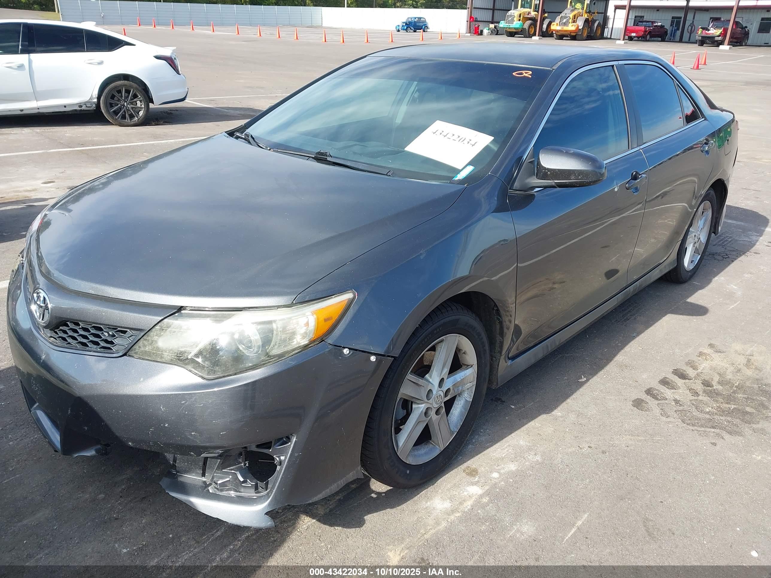 TOYOTA CAMRY image 2