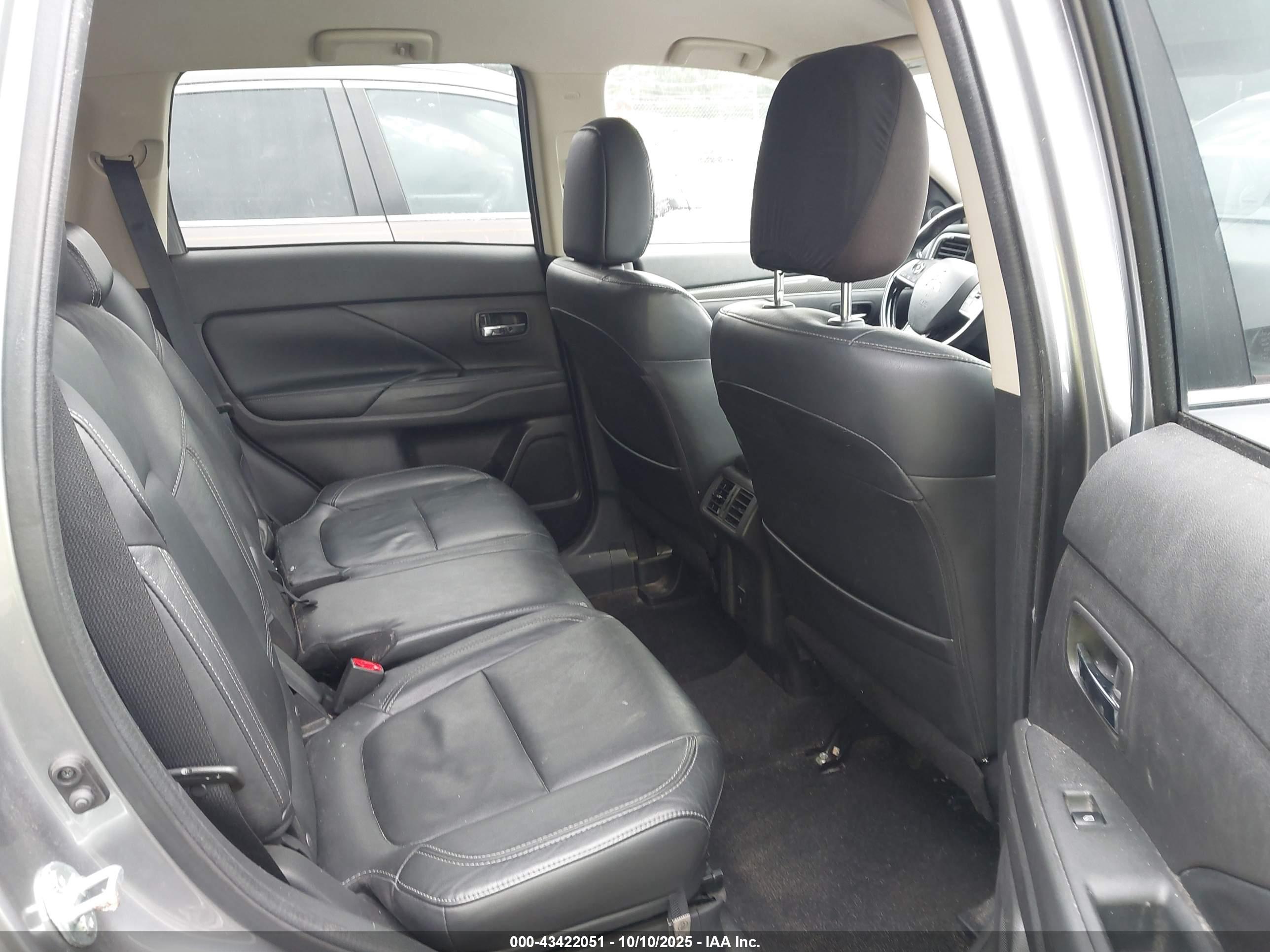 MITSUBISHI OUTLANDER image 8