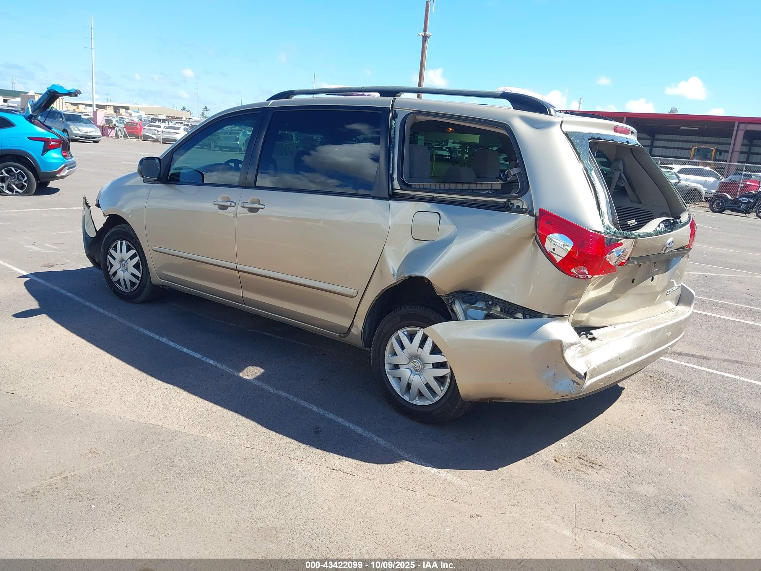 TOYOTA SIENNA image 3