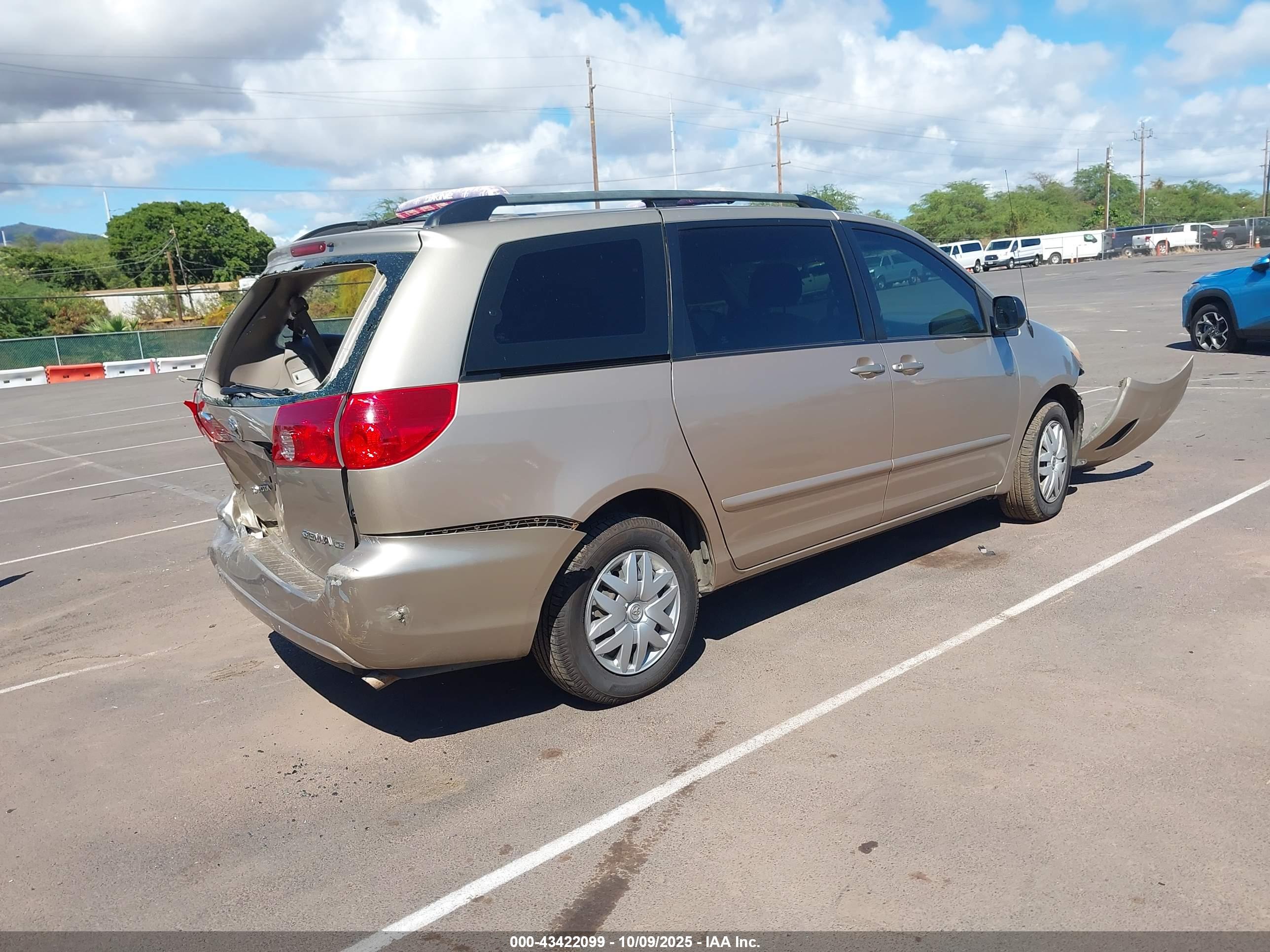 TOYOTA SIENNA image 4