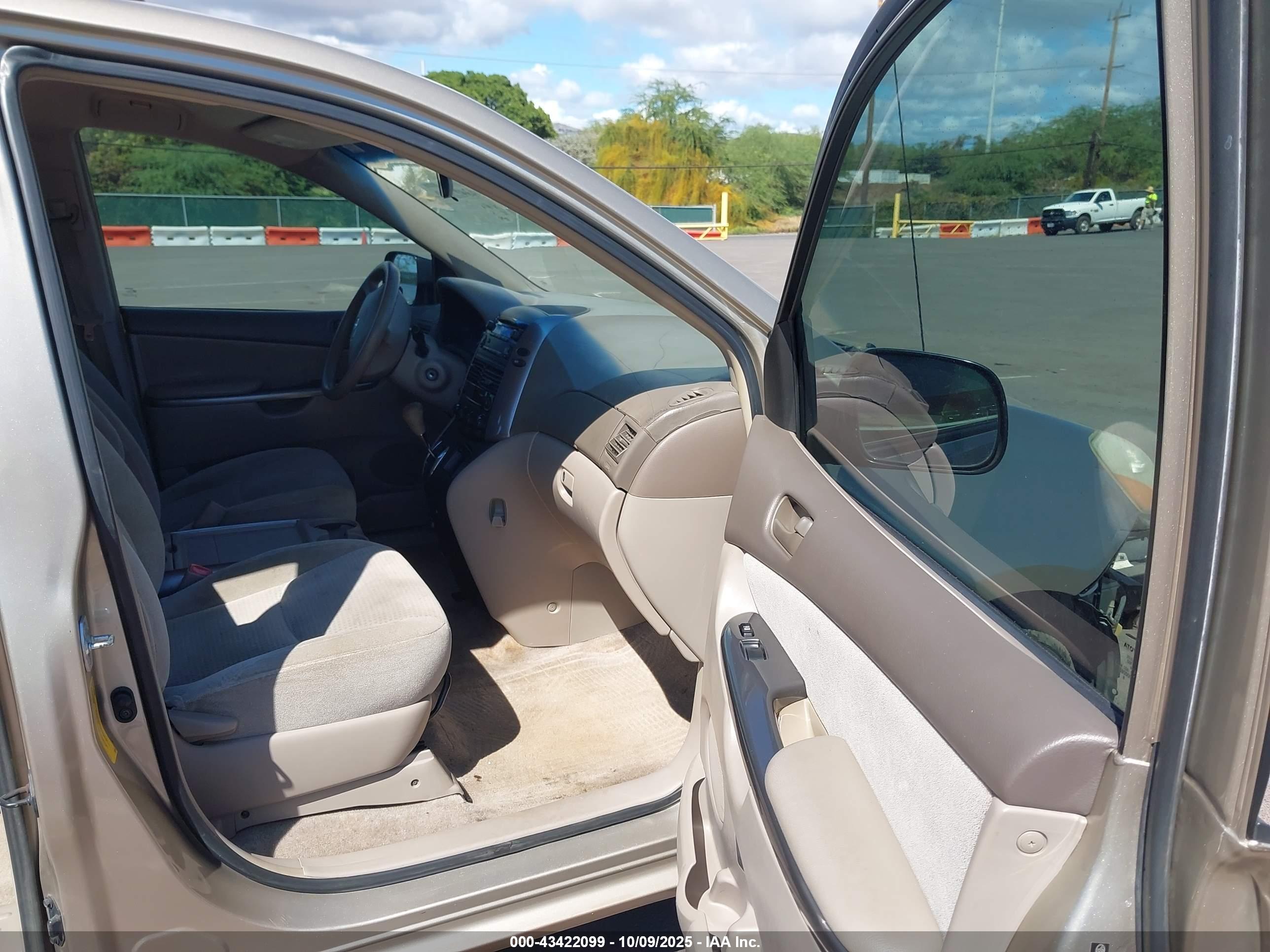 TOYOTA SIENNA image 5