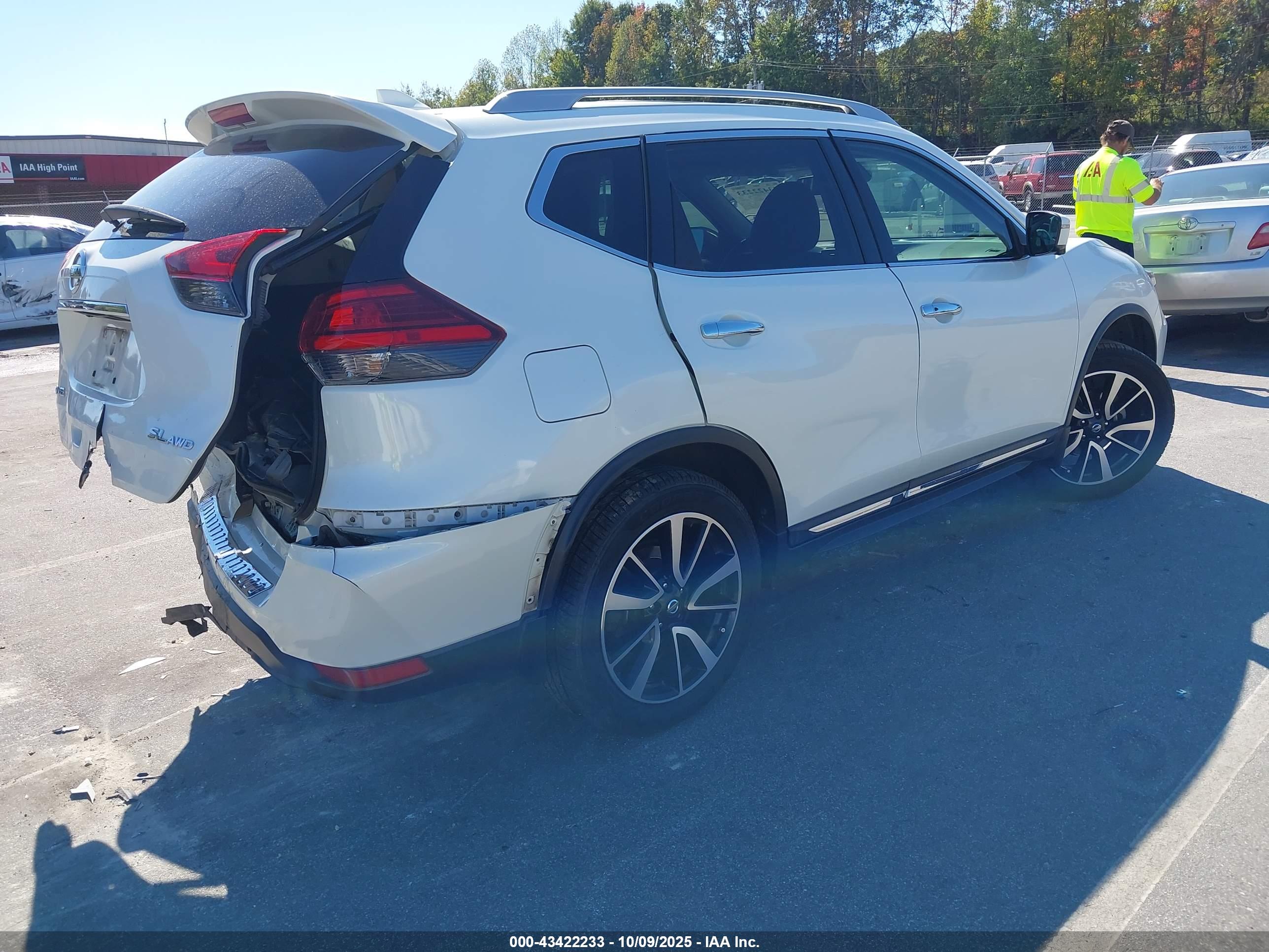 NISSAN ROGUE image 4