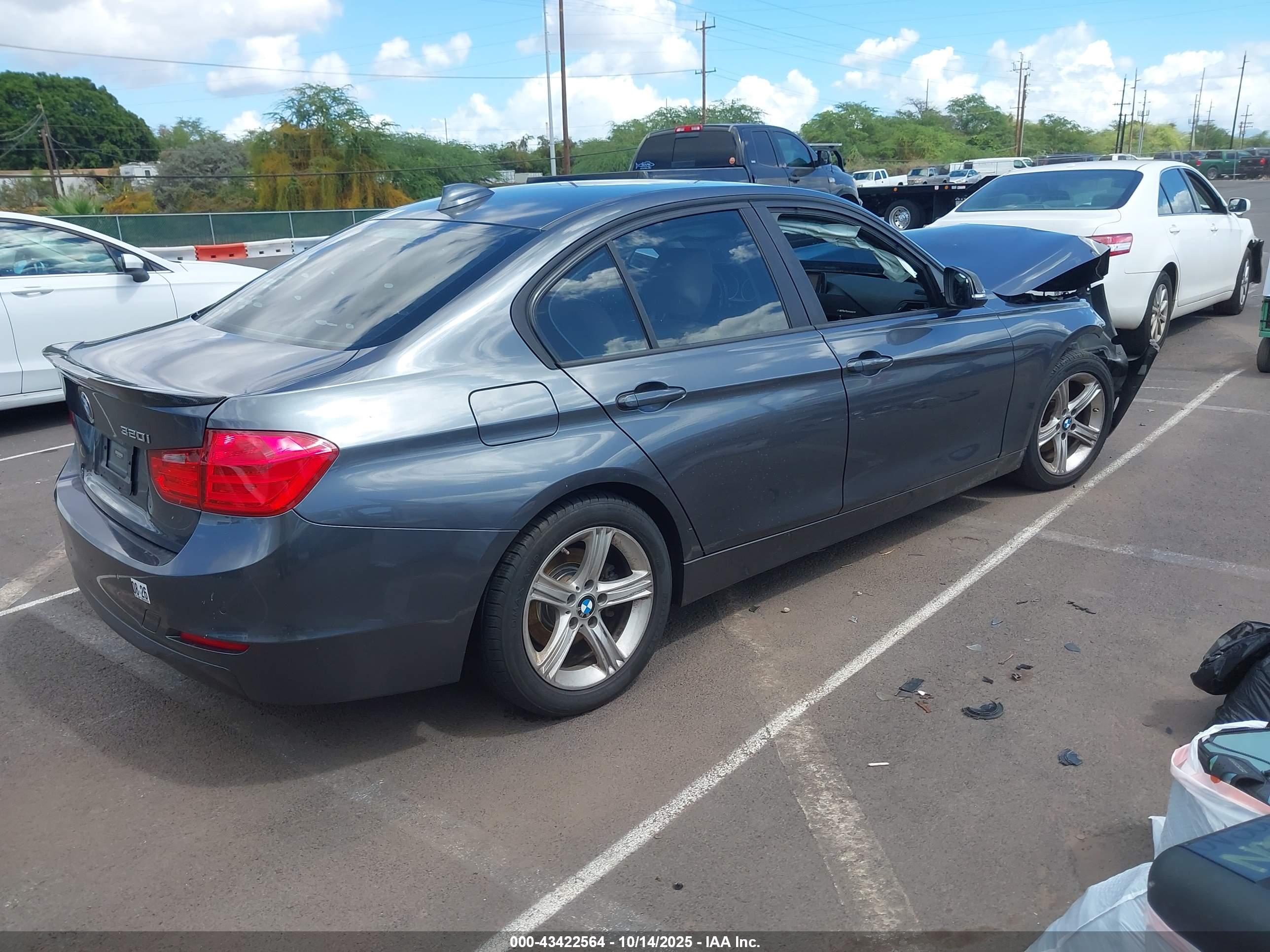 BMW 320I image 4
