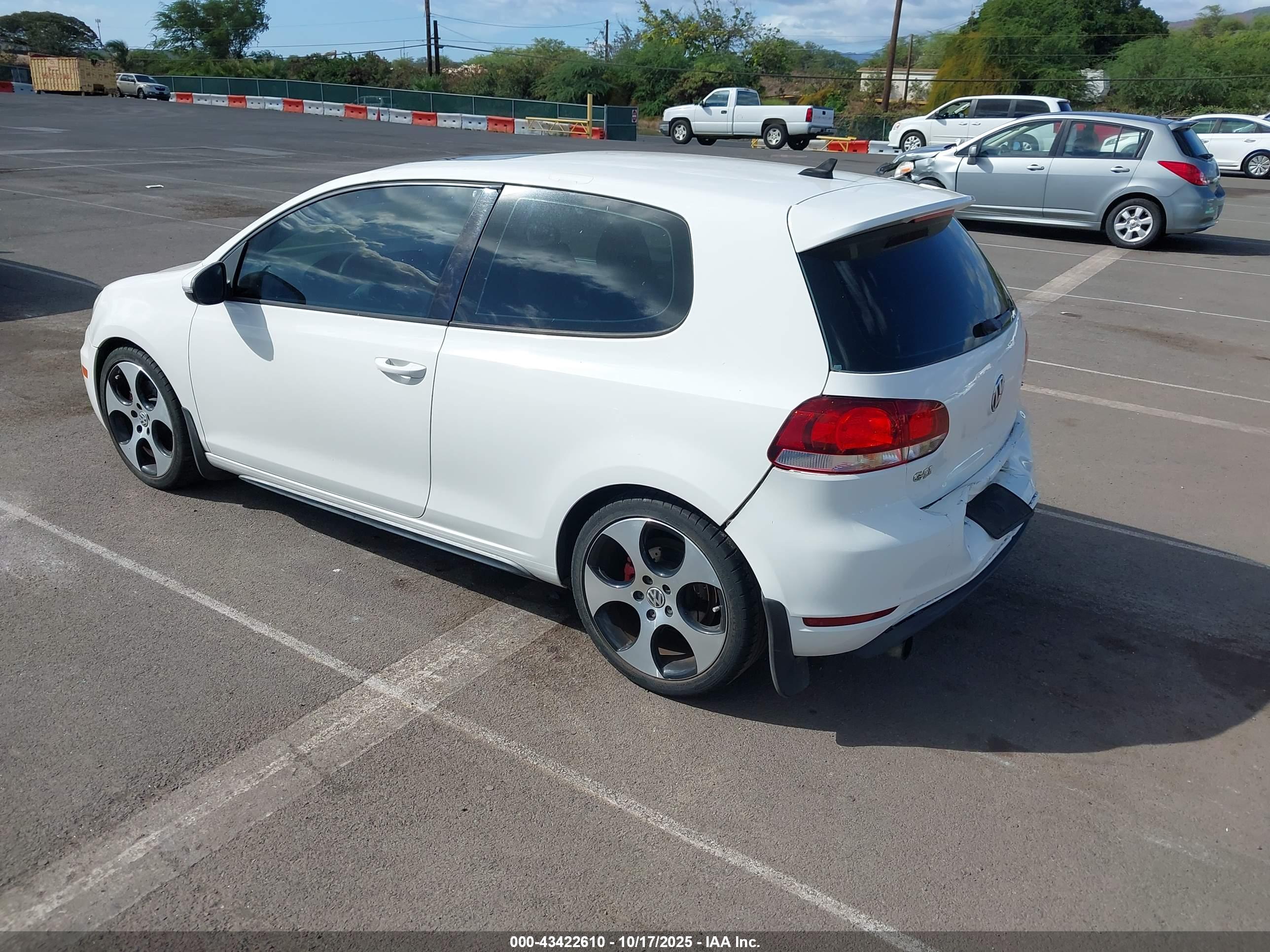 VOLKSWAGEN GTI image 3