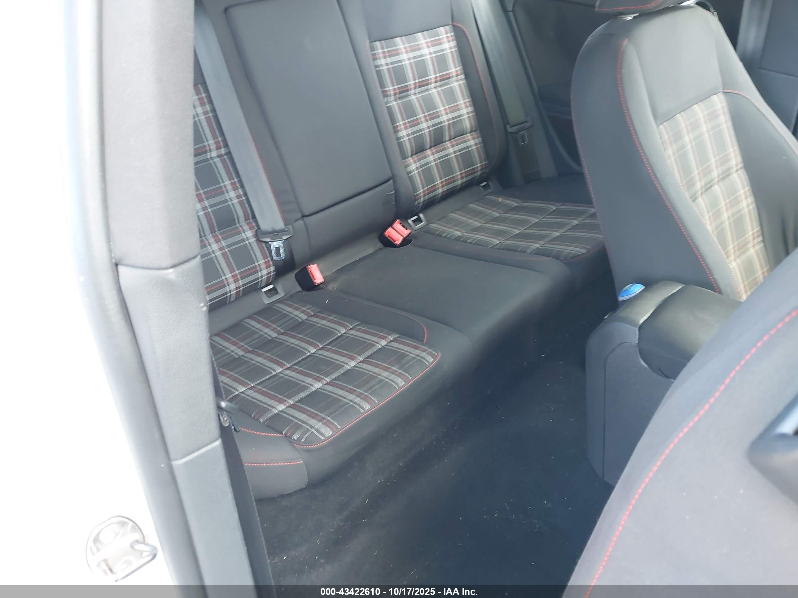 VOLKSWAGEN GTI image 8