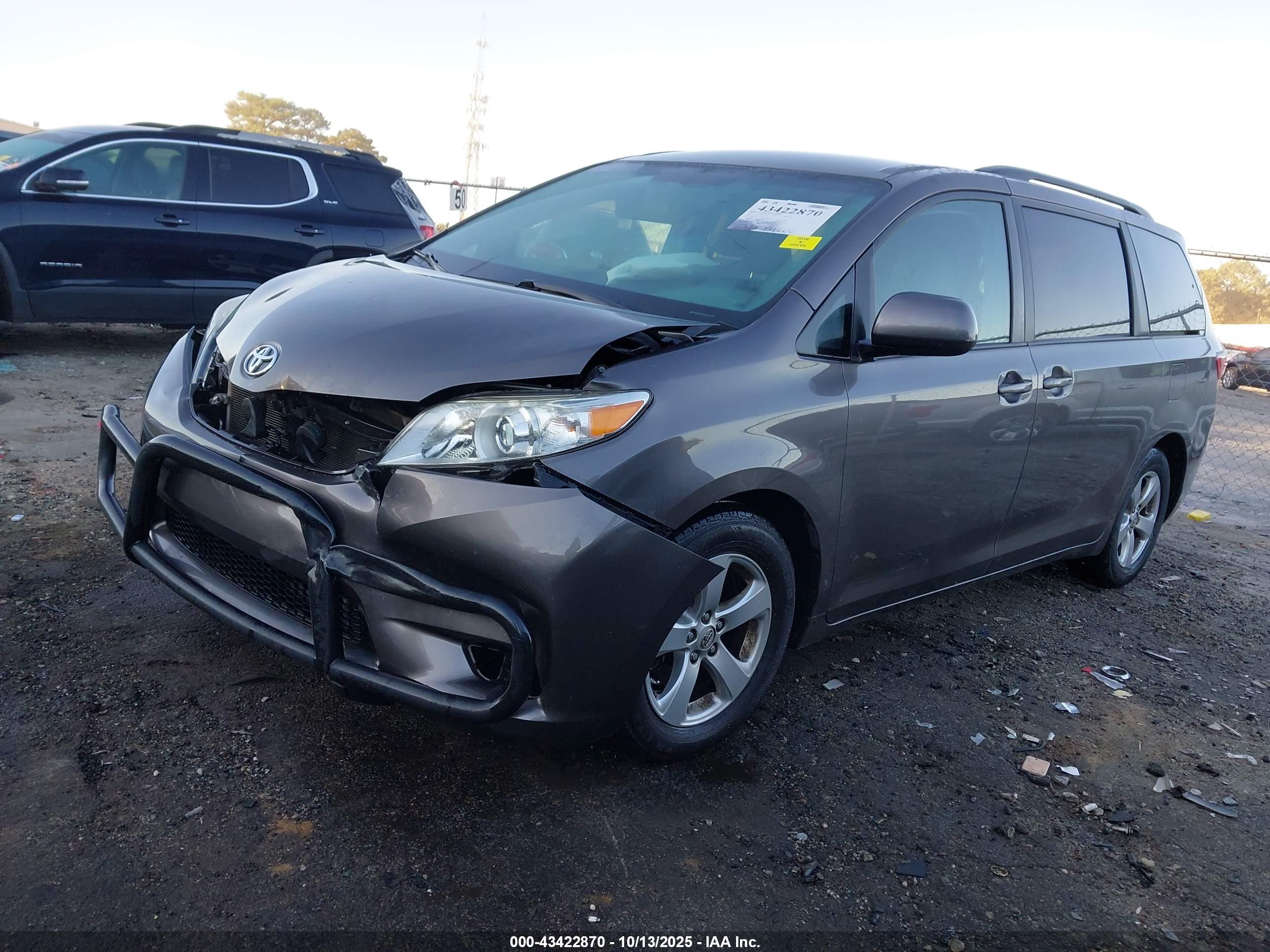 TOYOTA SIENNA image 2