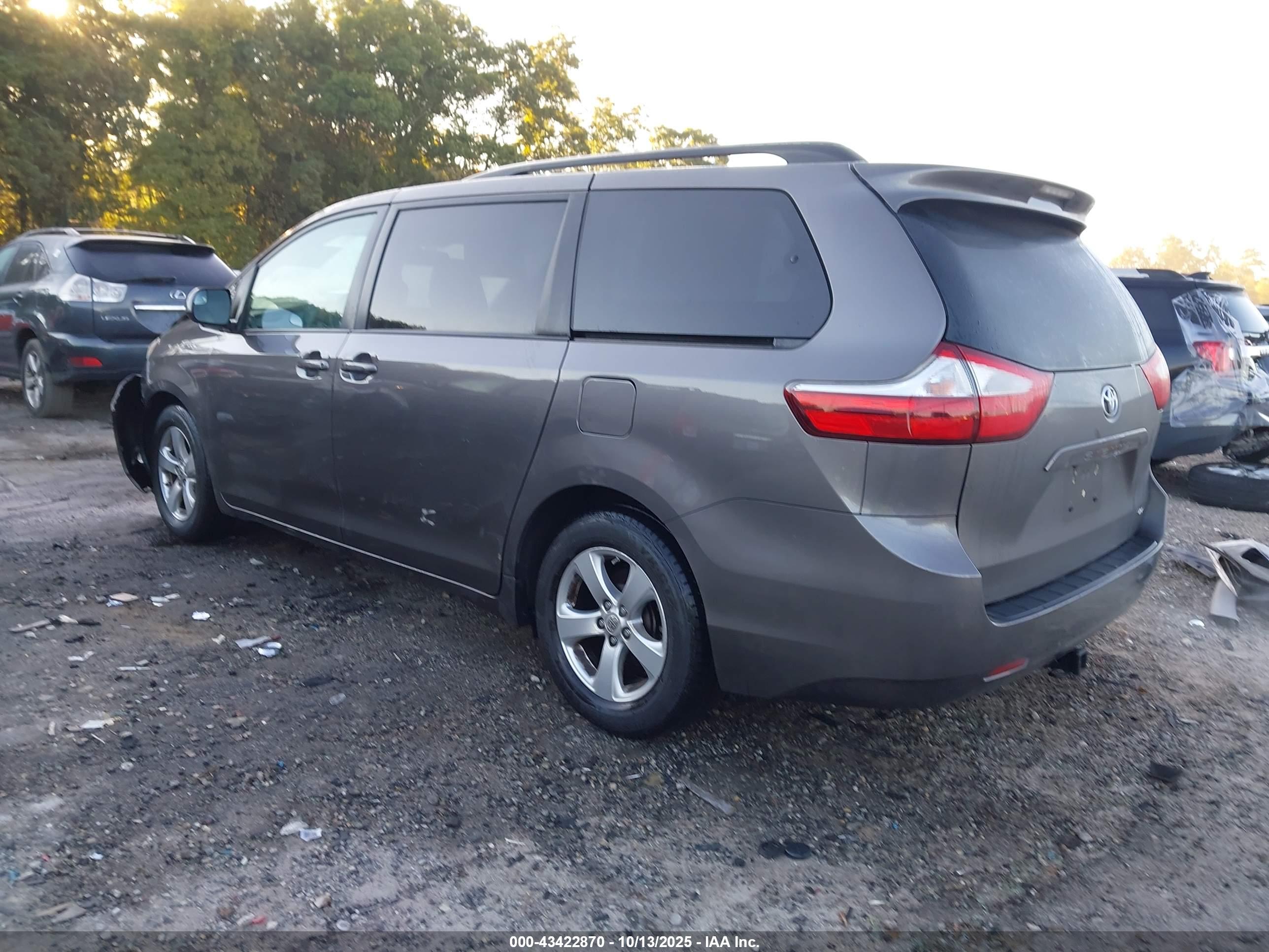 TOYOTA SIENNA image 3