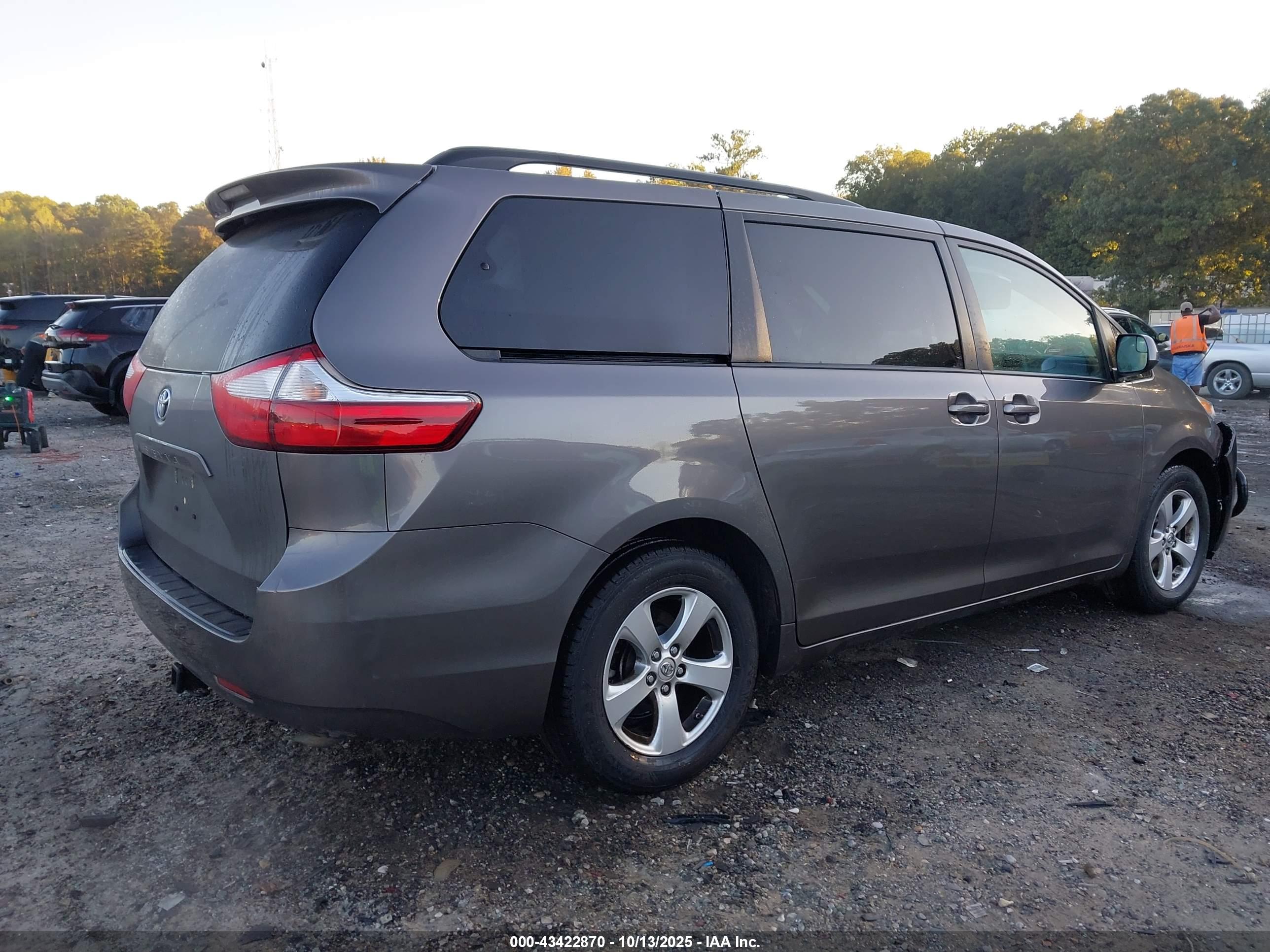 TOYOTA SIENNA image 4