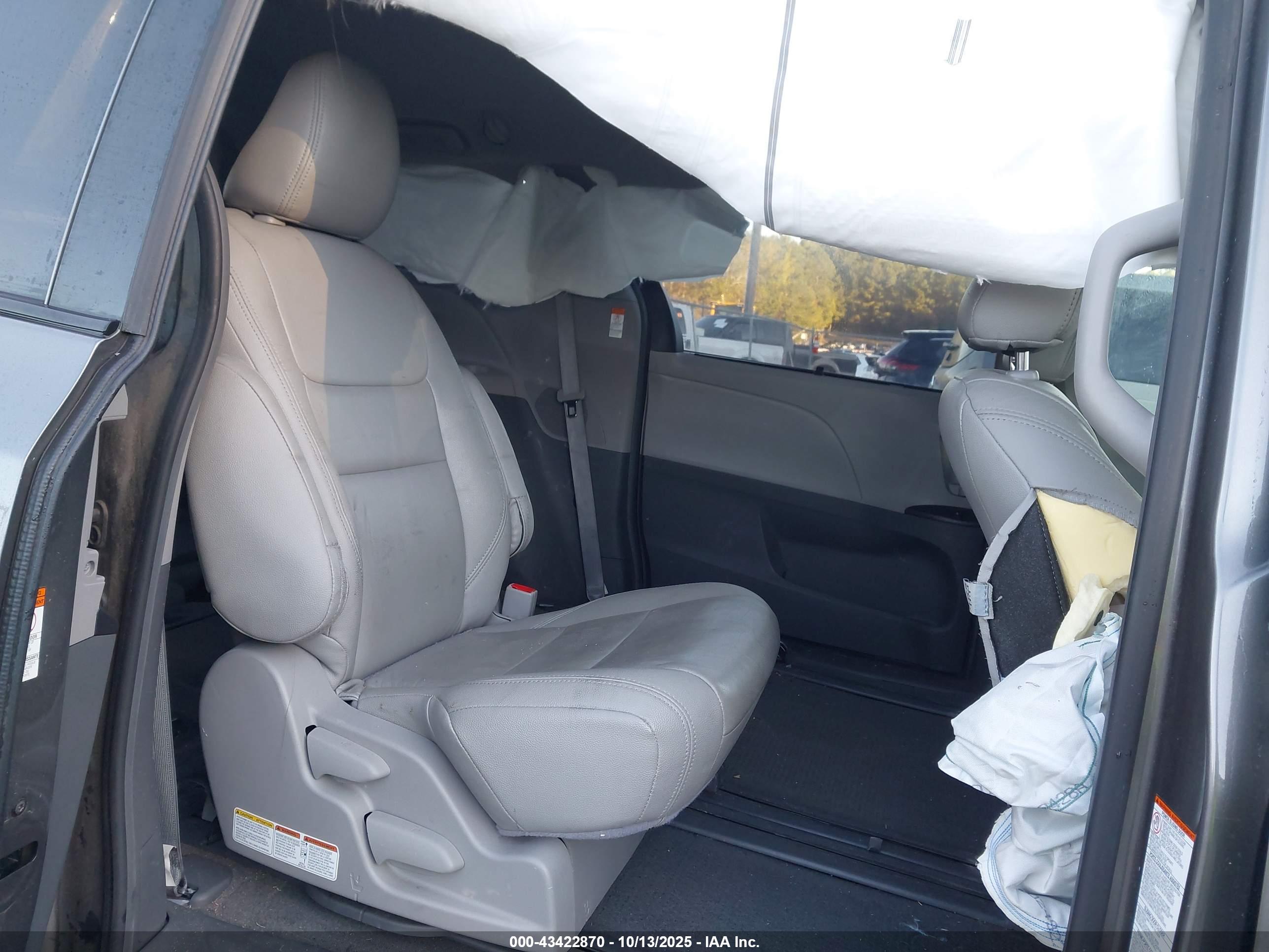 TOYOTA SIENNA image 5