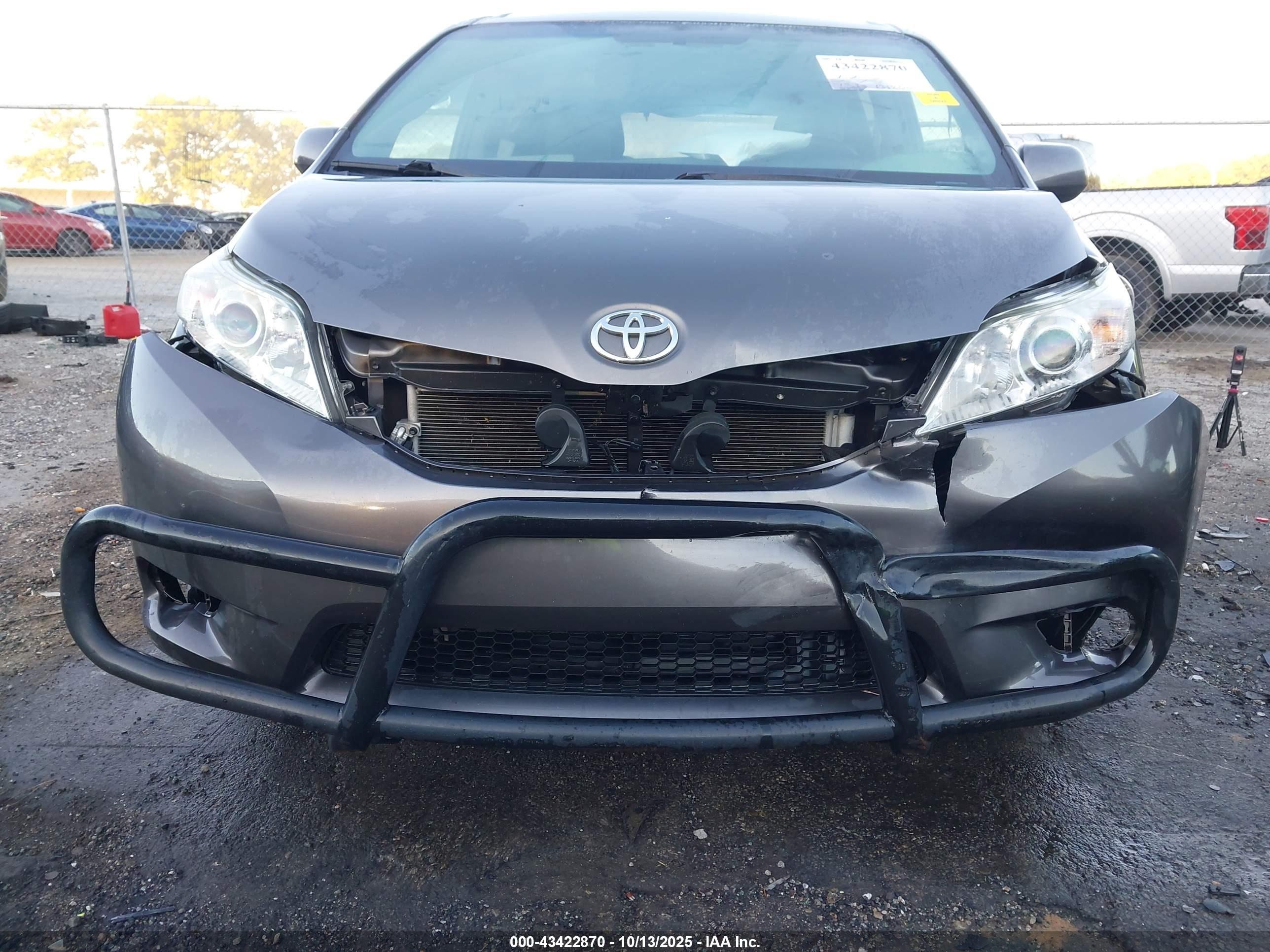 TOYOTA SIENNA image 6