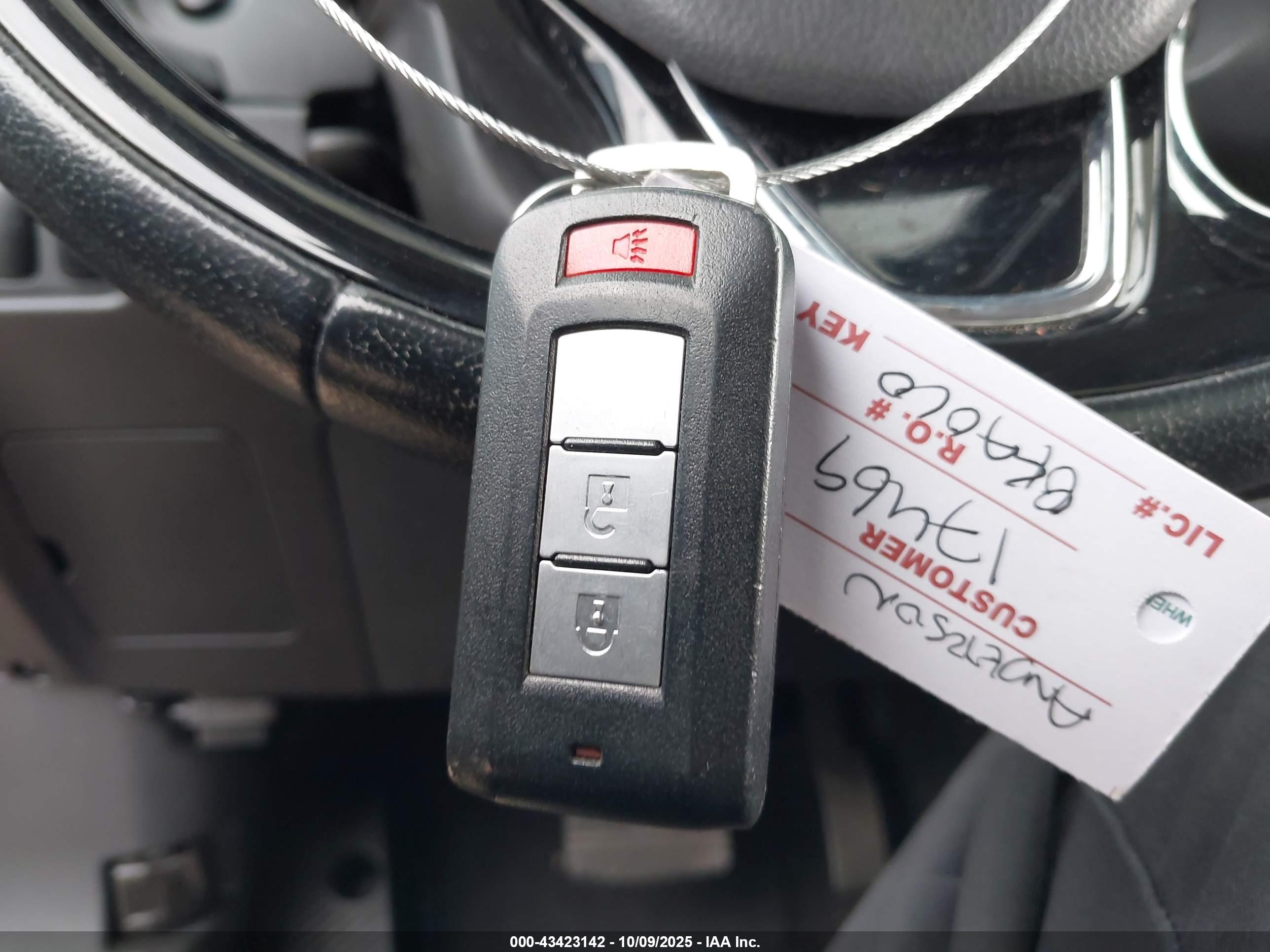 MITSUBISHI OUTLANDER image 11