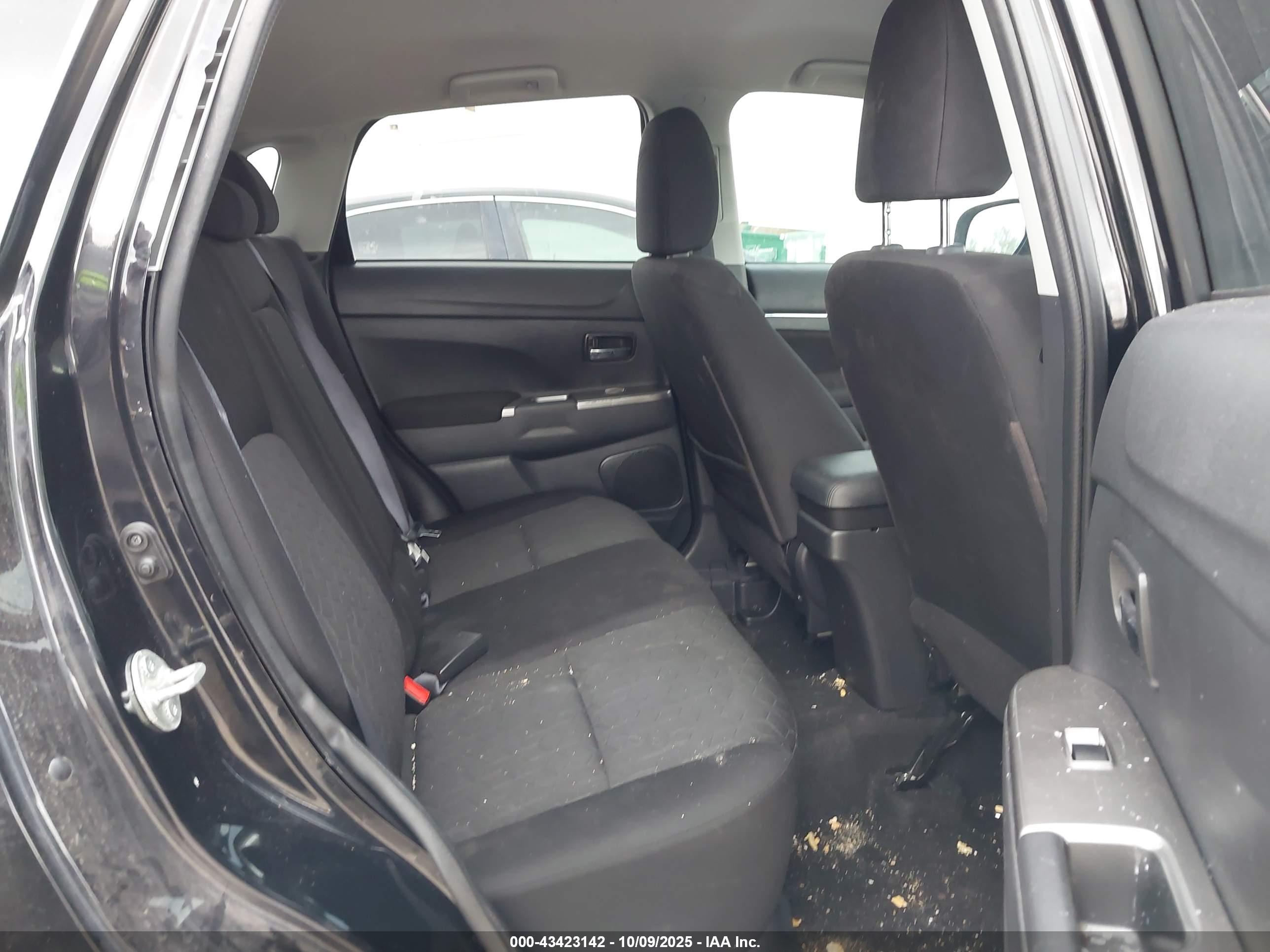 MITSUBISHI OUTLANDER image 8