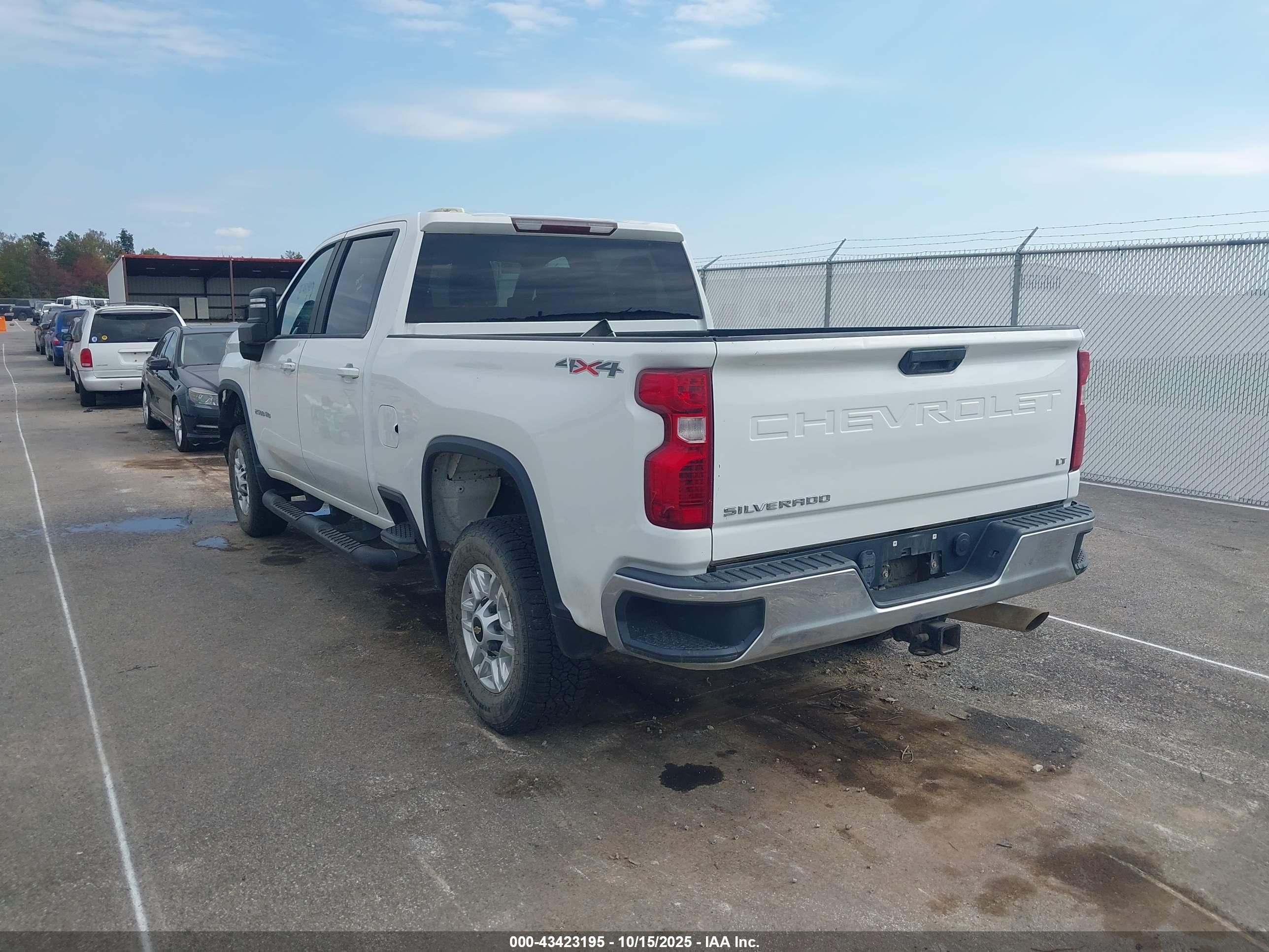 CHEVROLET SILVERADO image 3