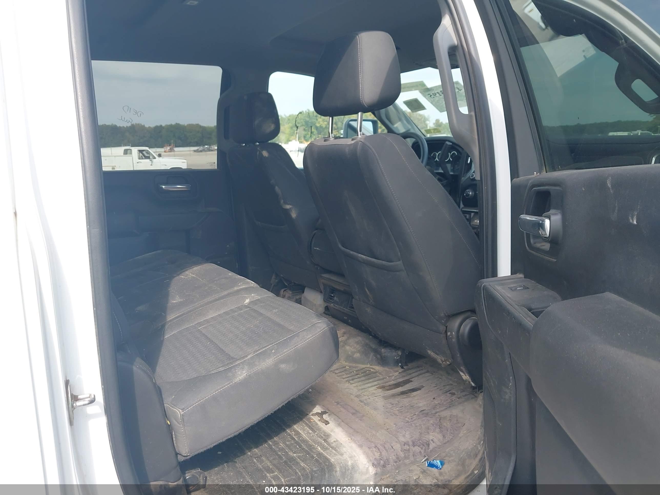 CHEVROLET SILVERADO image 8