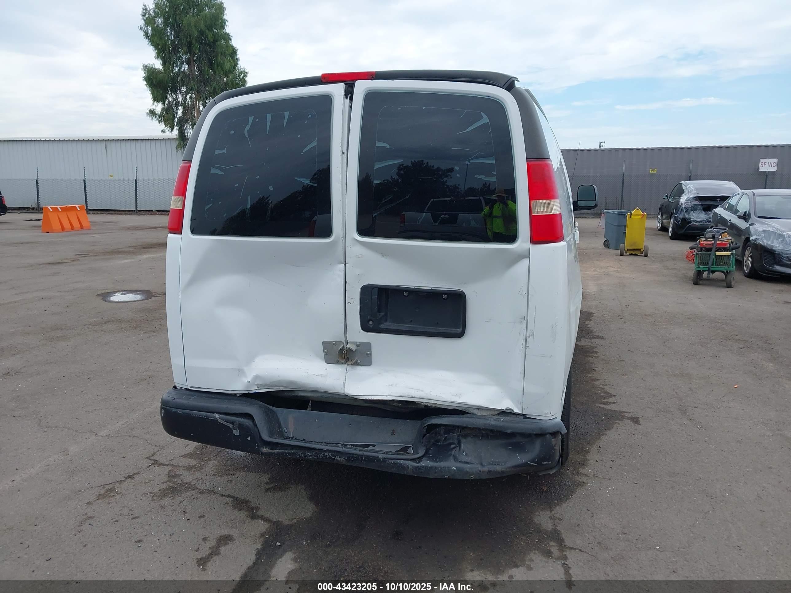 CHEVROLET EXPRESS image 6