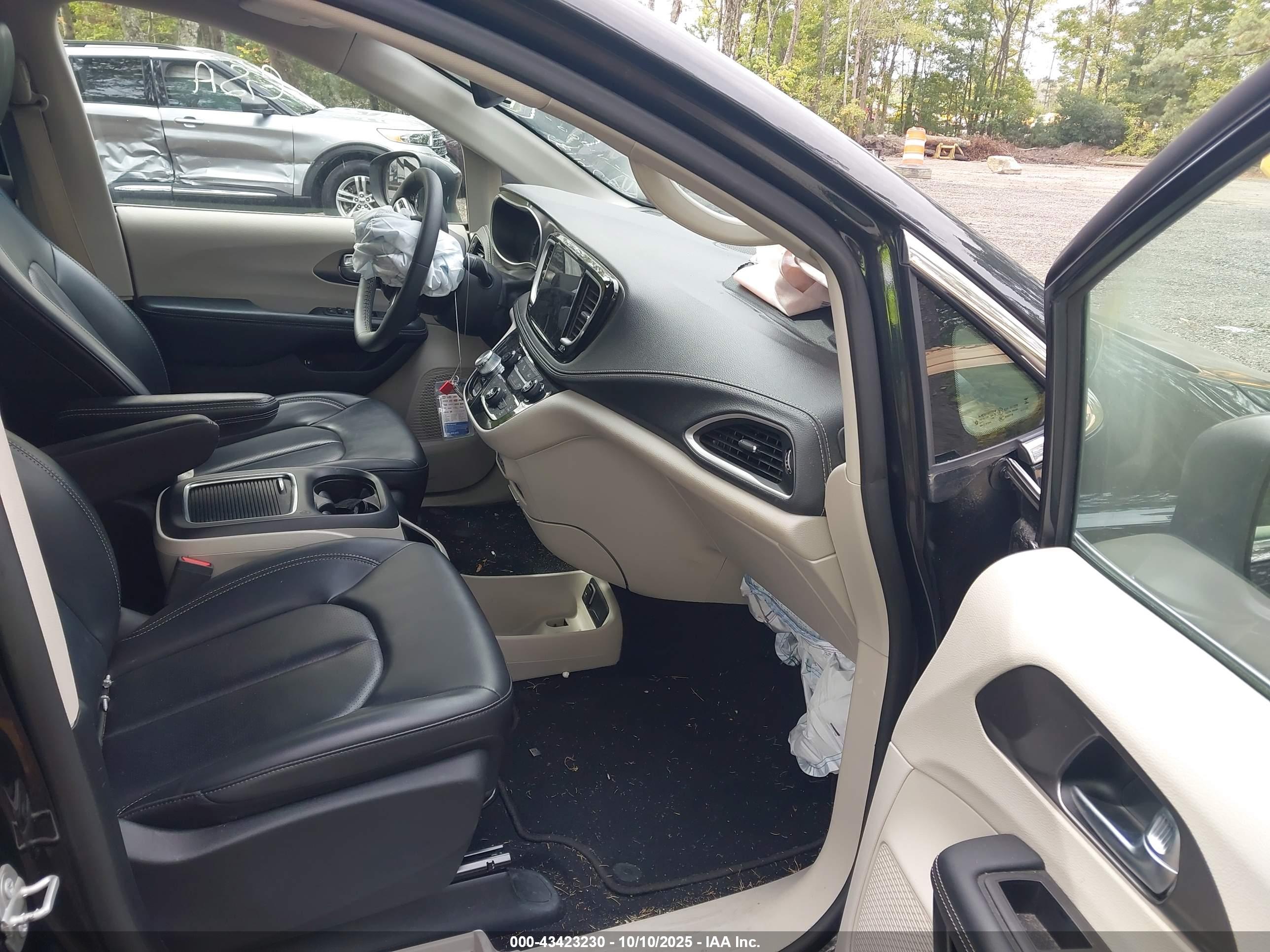 CHRYSLER PACIFICA image 5