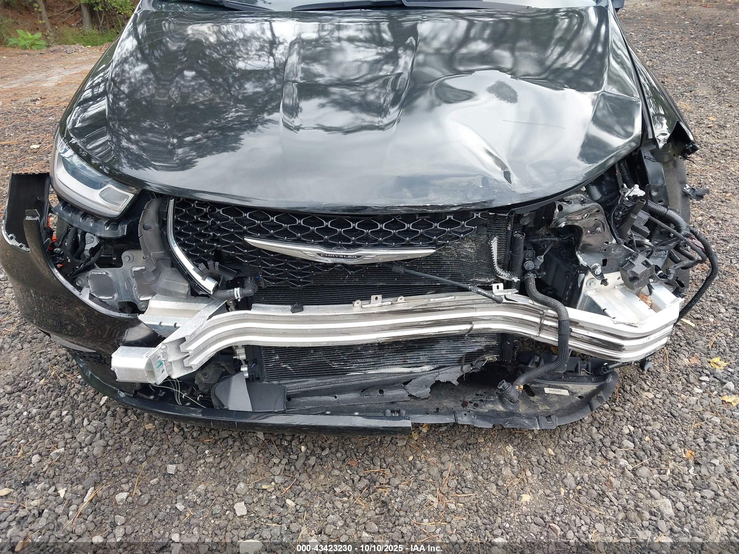 CHRYSLER PACIFICA image 6