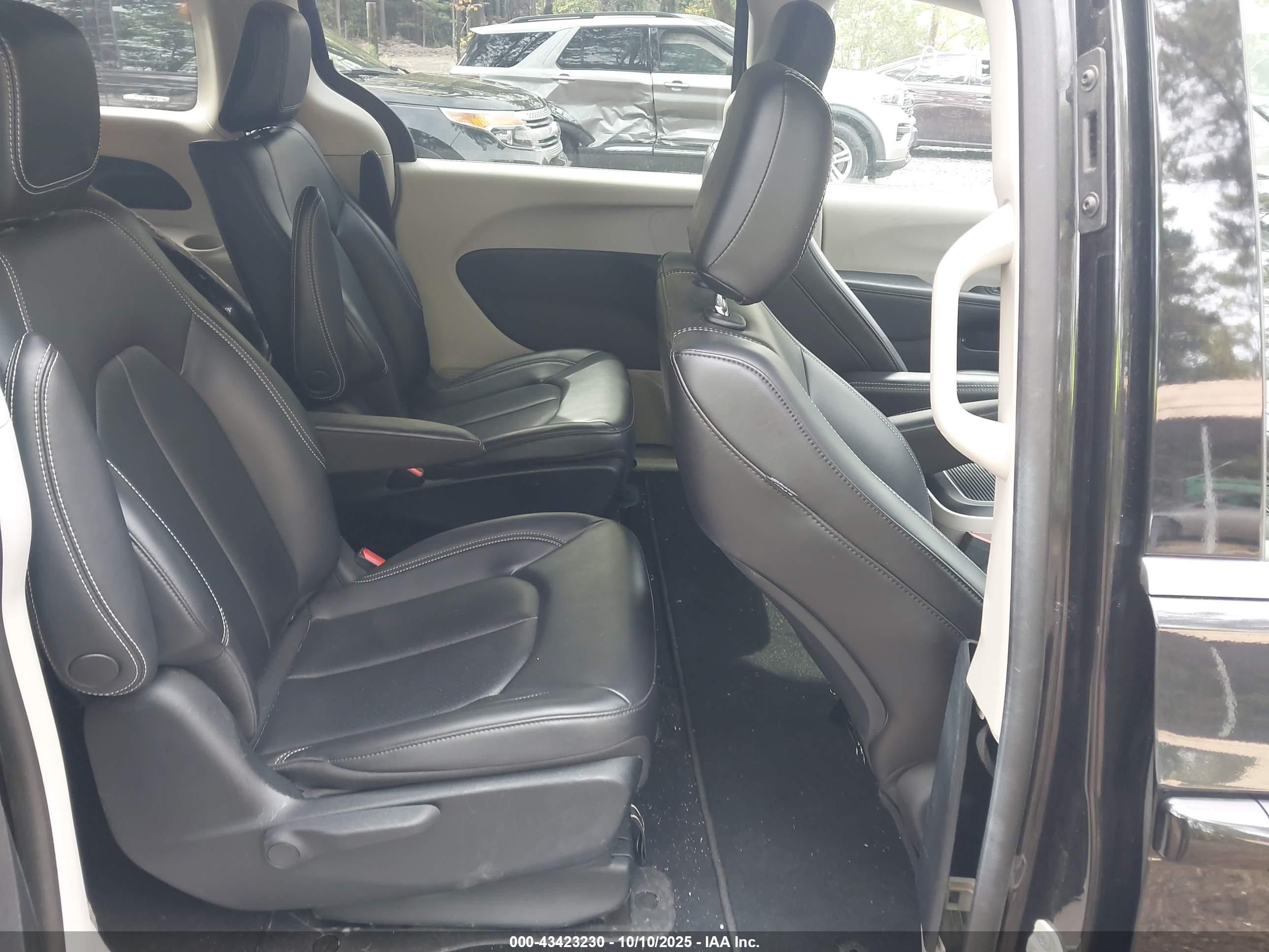 CHRYSLER PACIFICA image 8