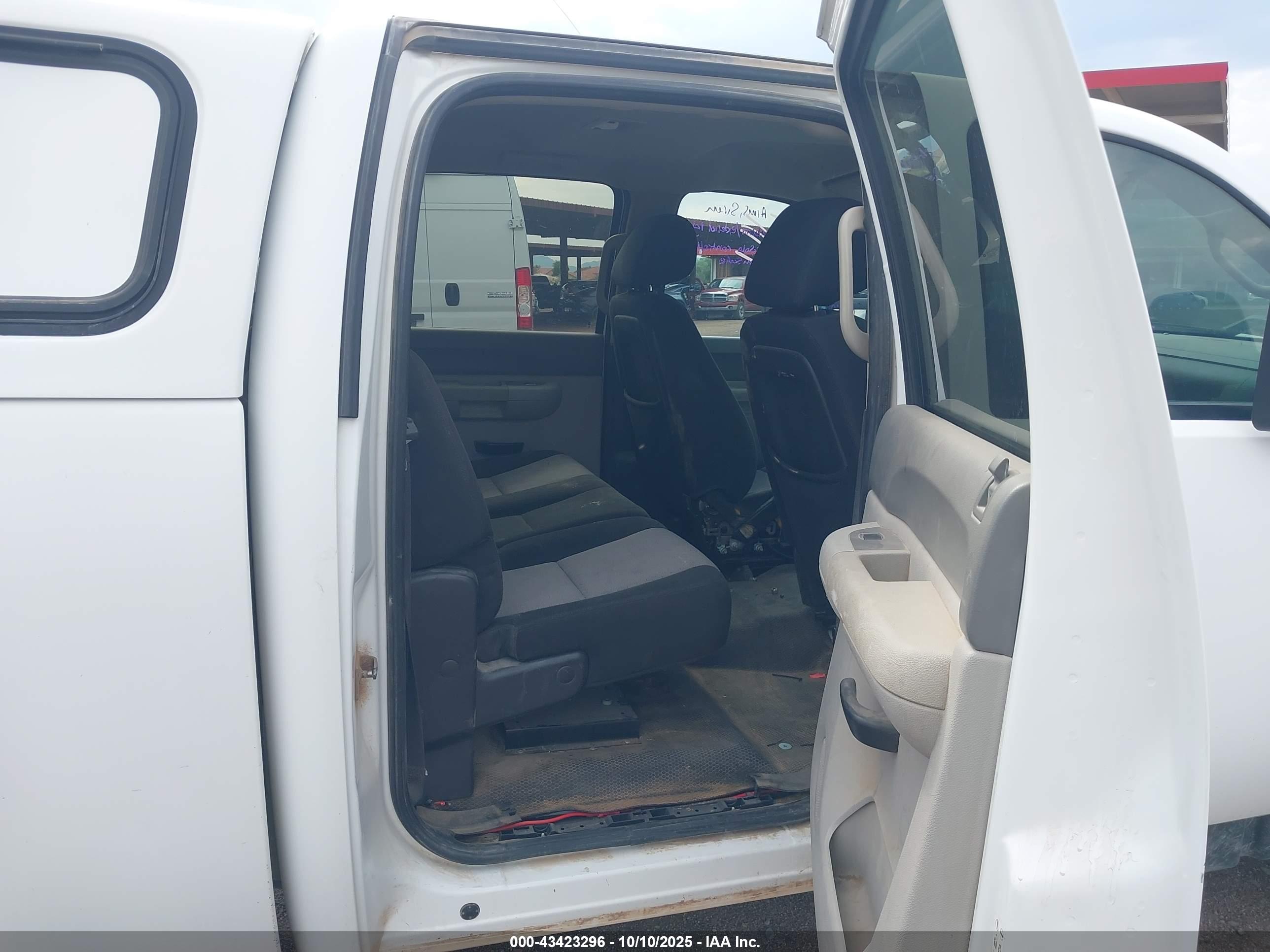 CHEVROLET SILVERADO image 8