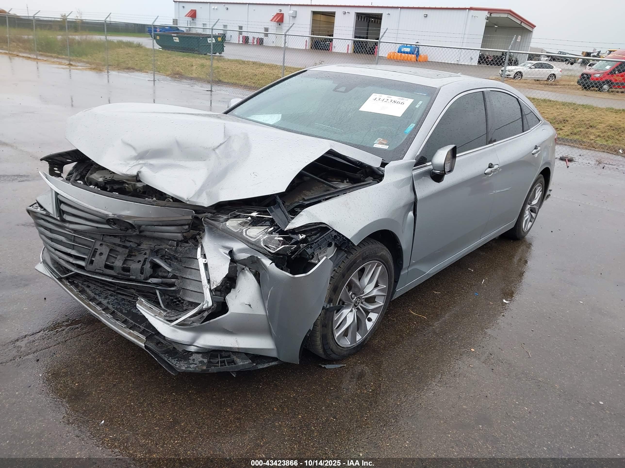 TOYOTA AVALON image 2