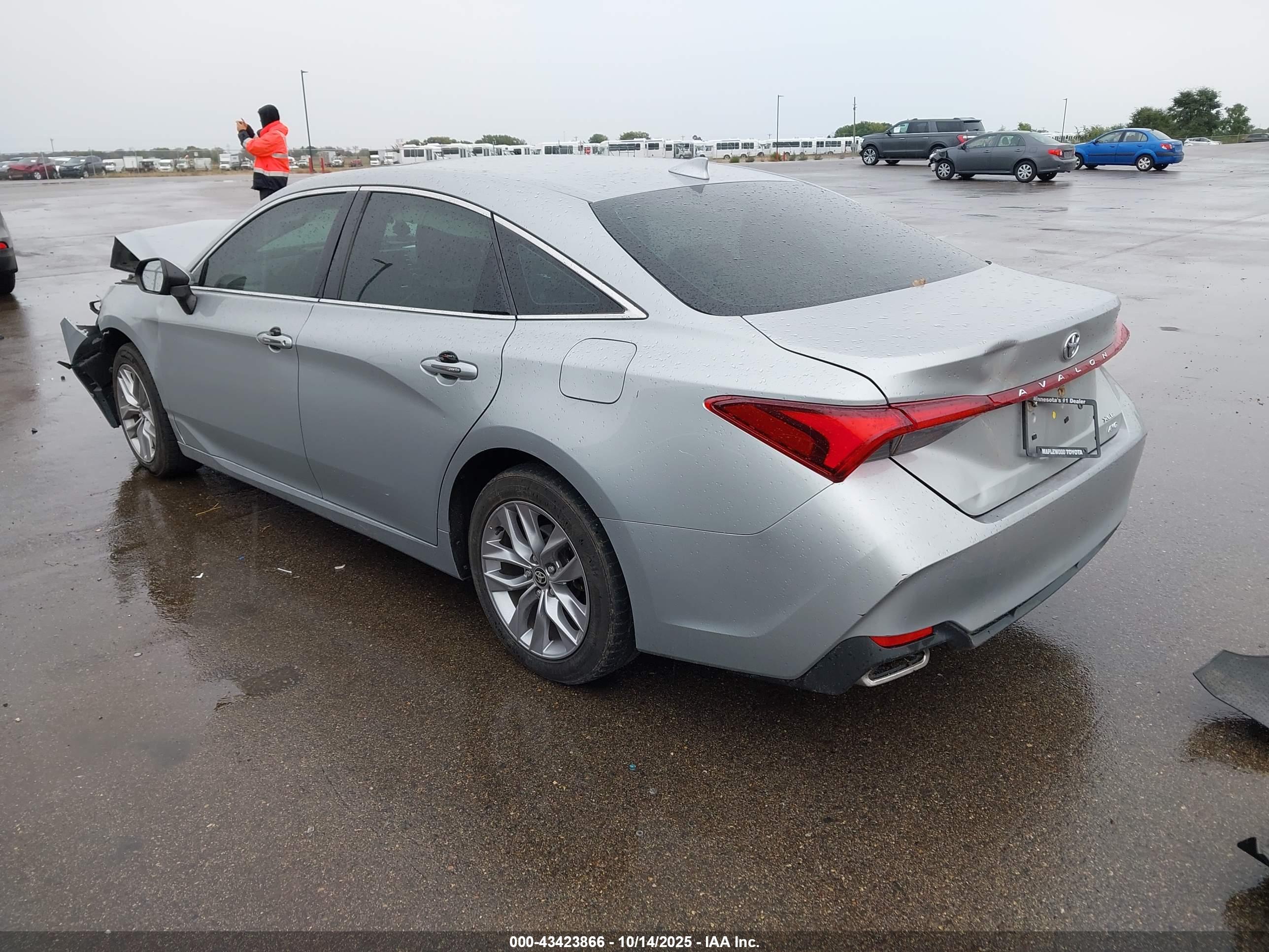 TOYOTA AVALON image 3