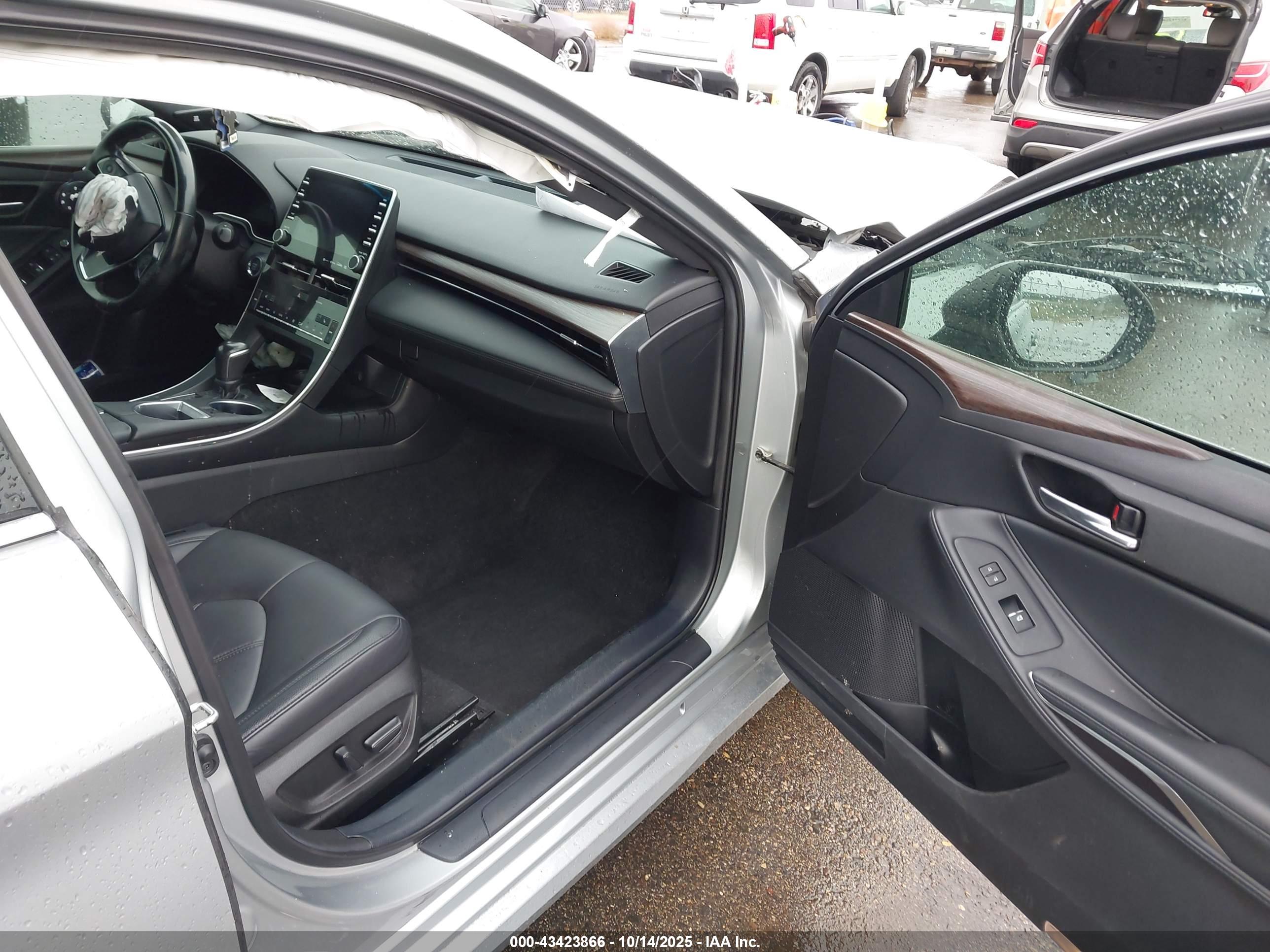 TOYOTA AVALON image 5