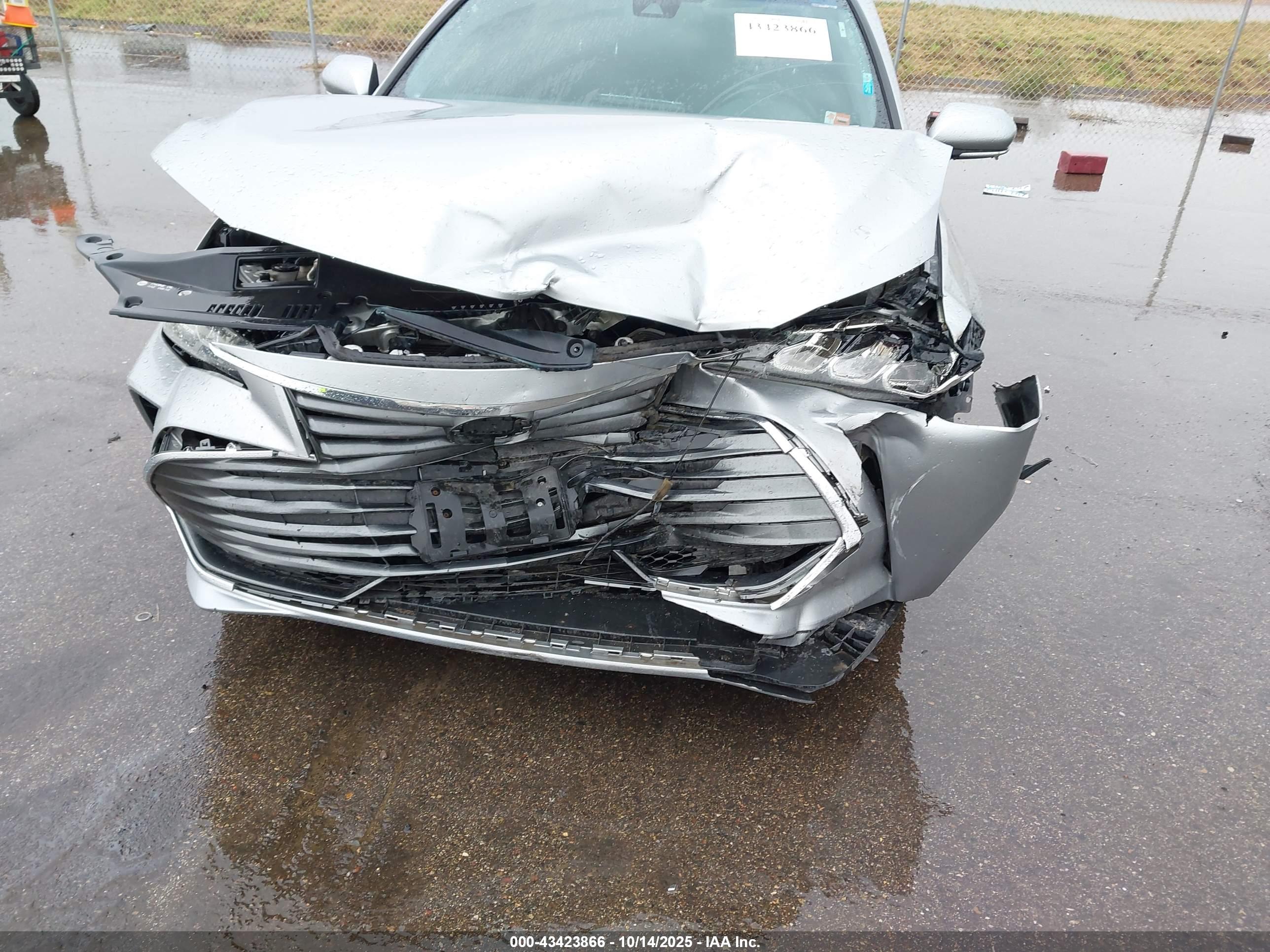 TOYOTA AVALON image 6