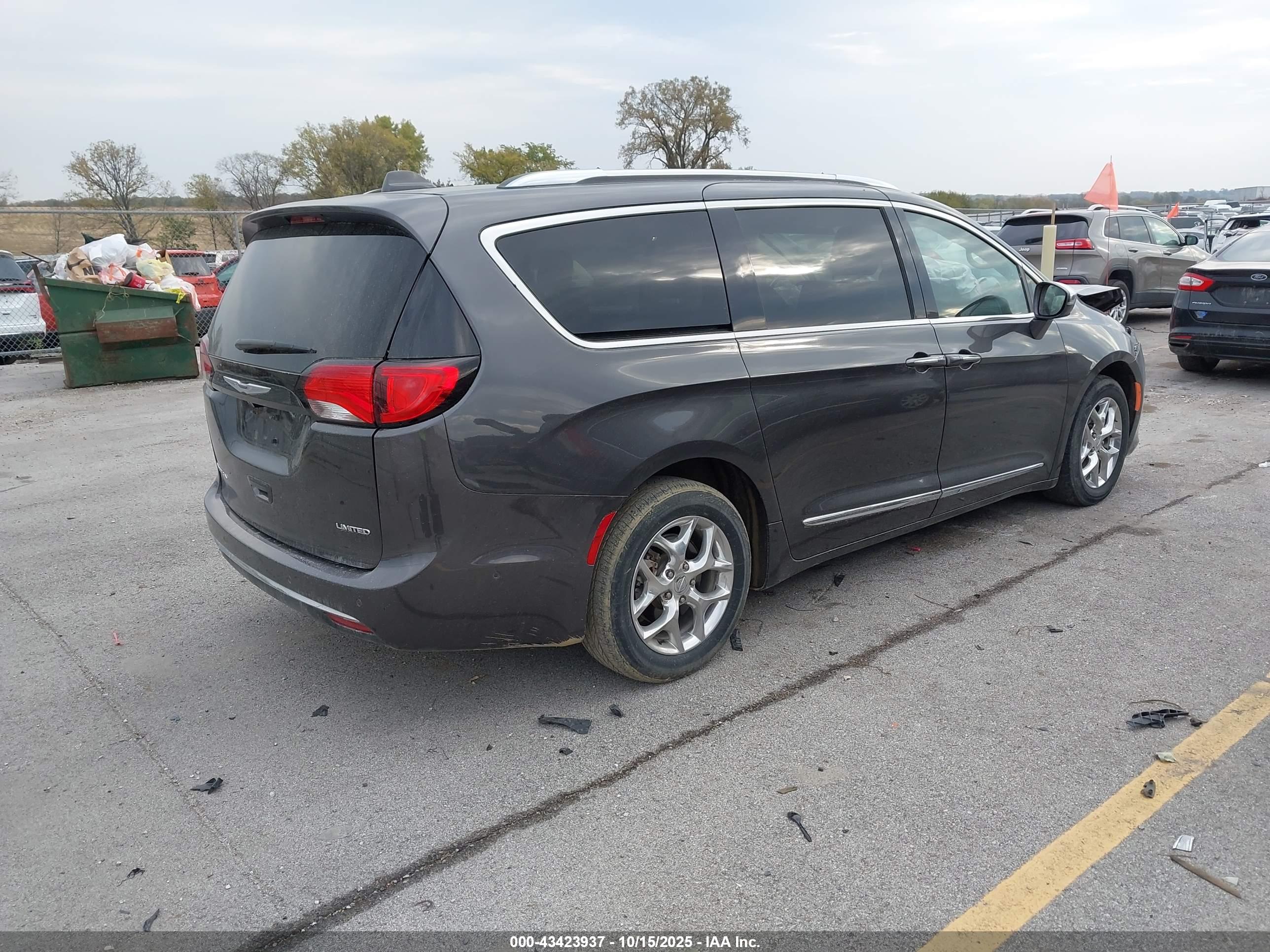 CHRYSLER PACIFICA image 4