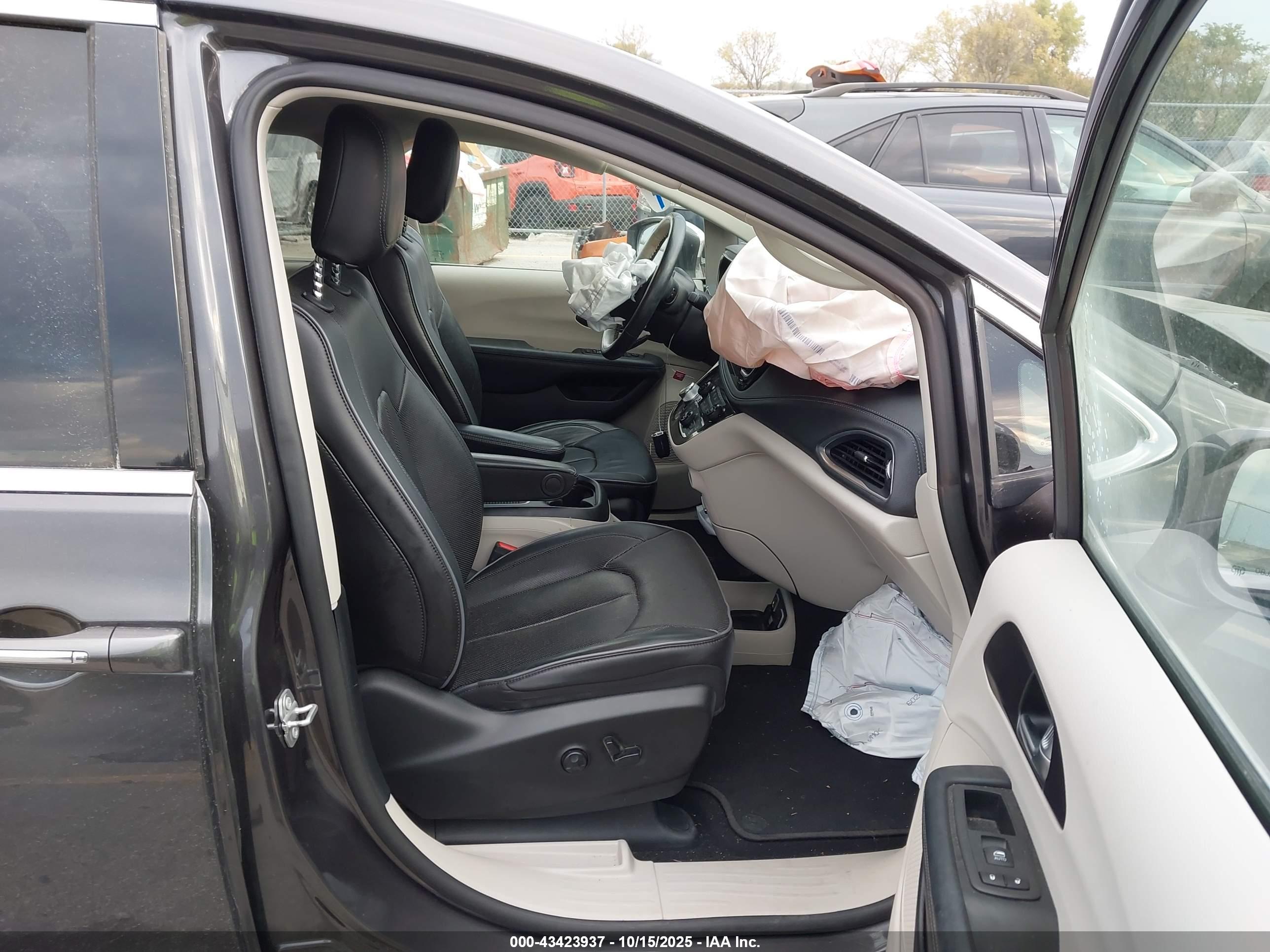 CHRYSLER PACIFICA image 5
