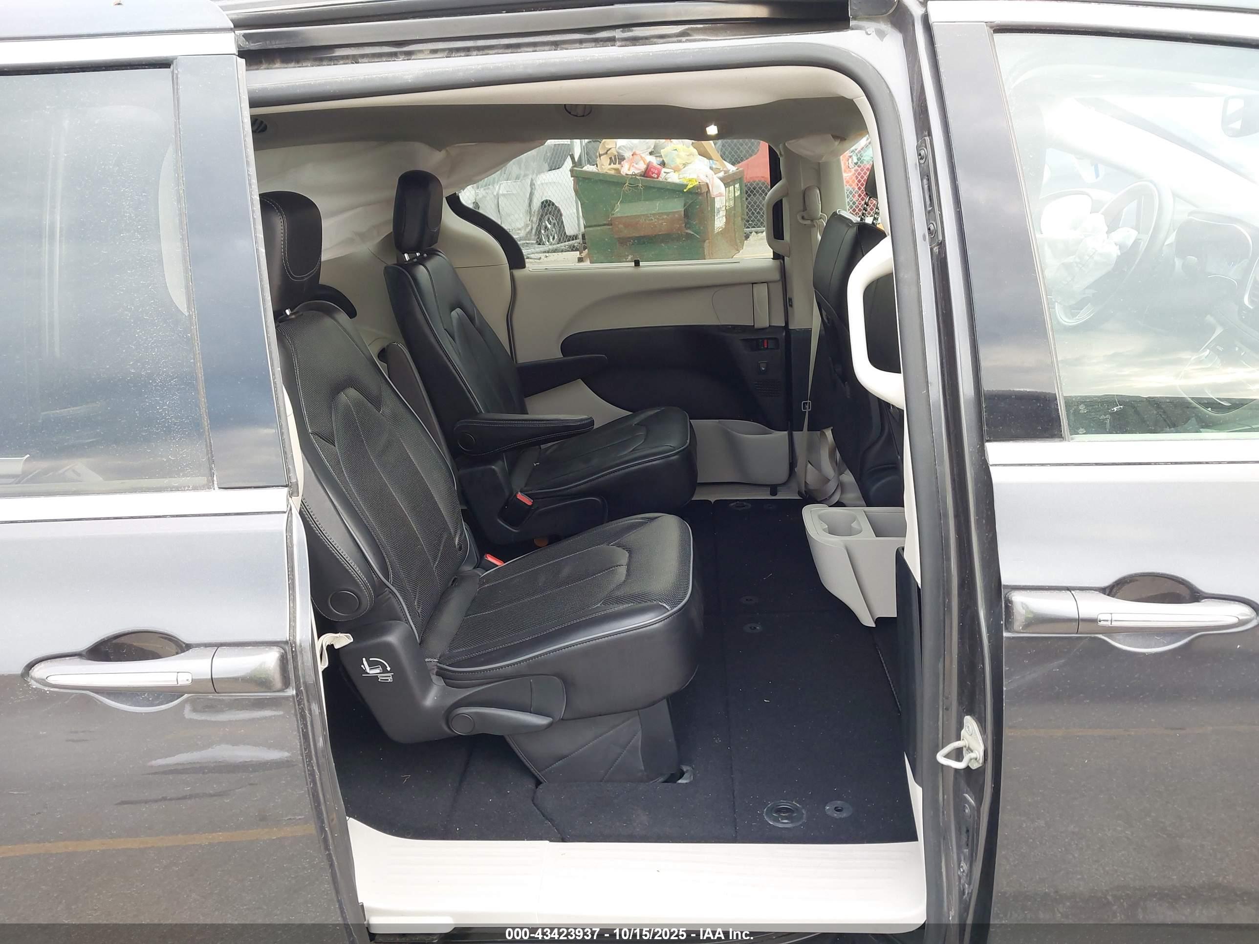 CHRYSLER PACIFICA image 8