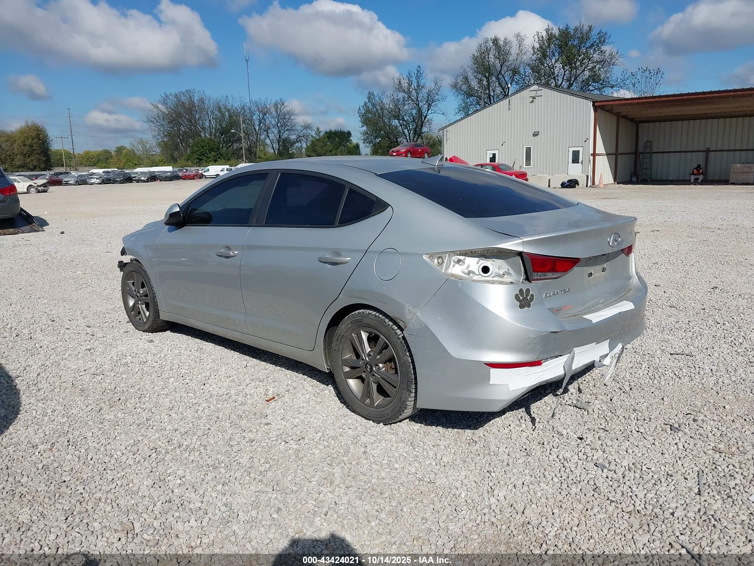 HYUNDAI ELANTRA image 3