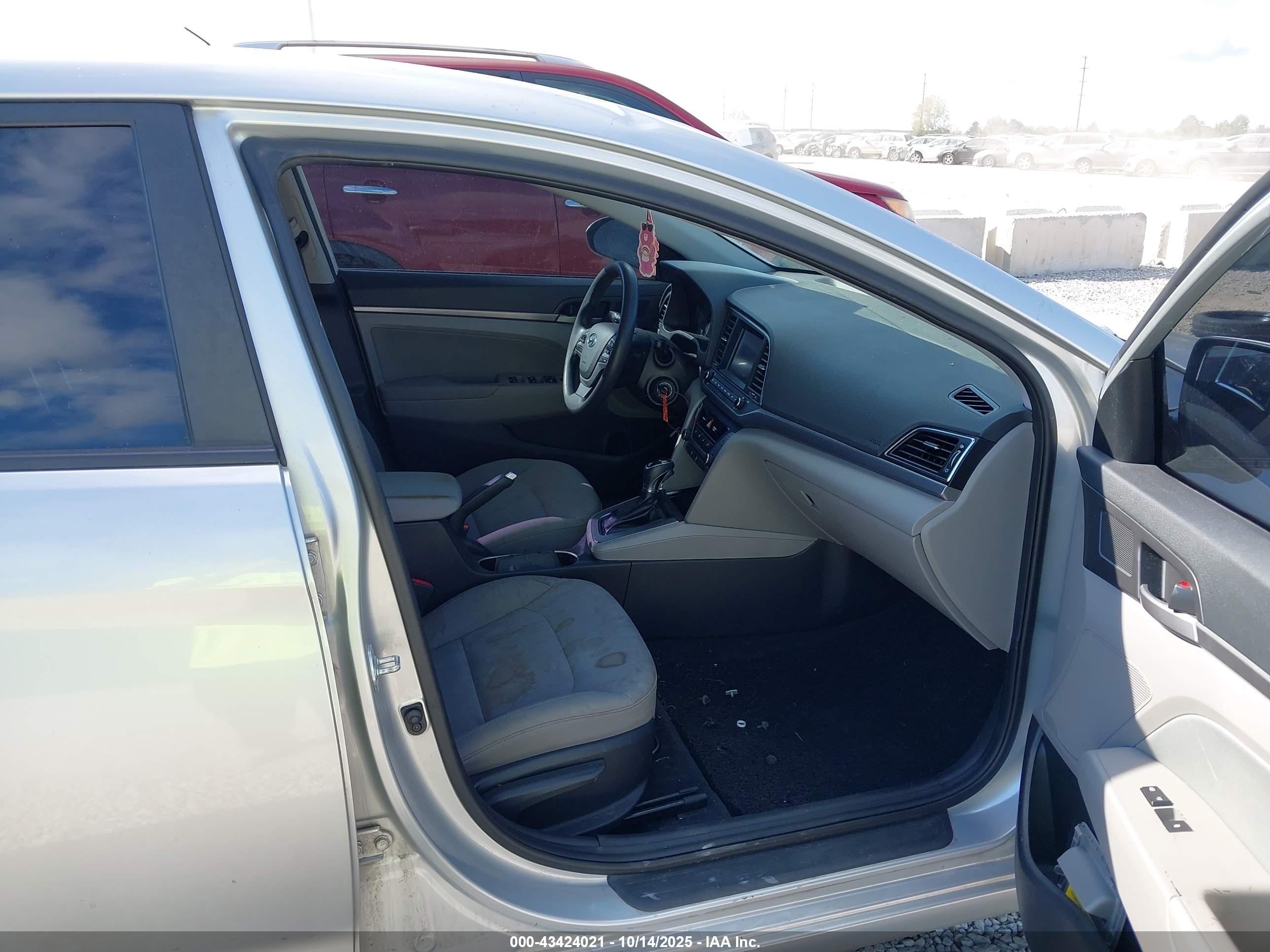 HYUNDAI ELANTRA image 5