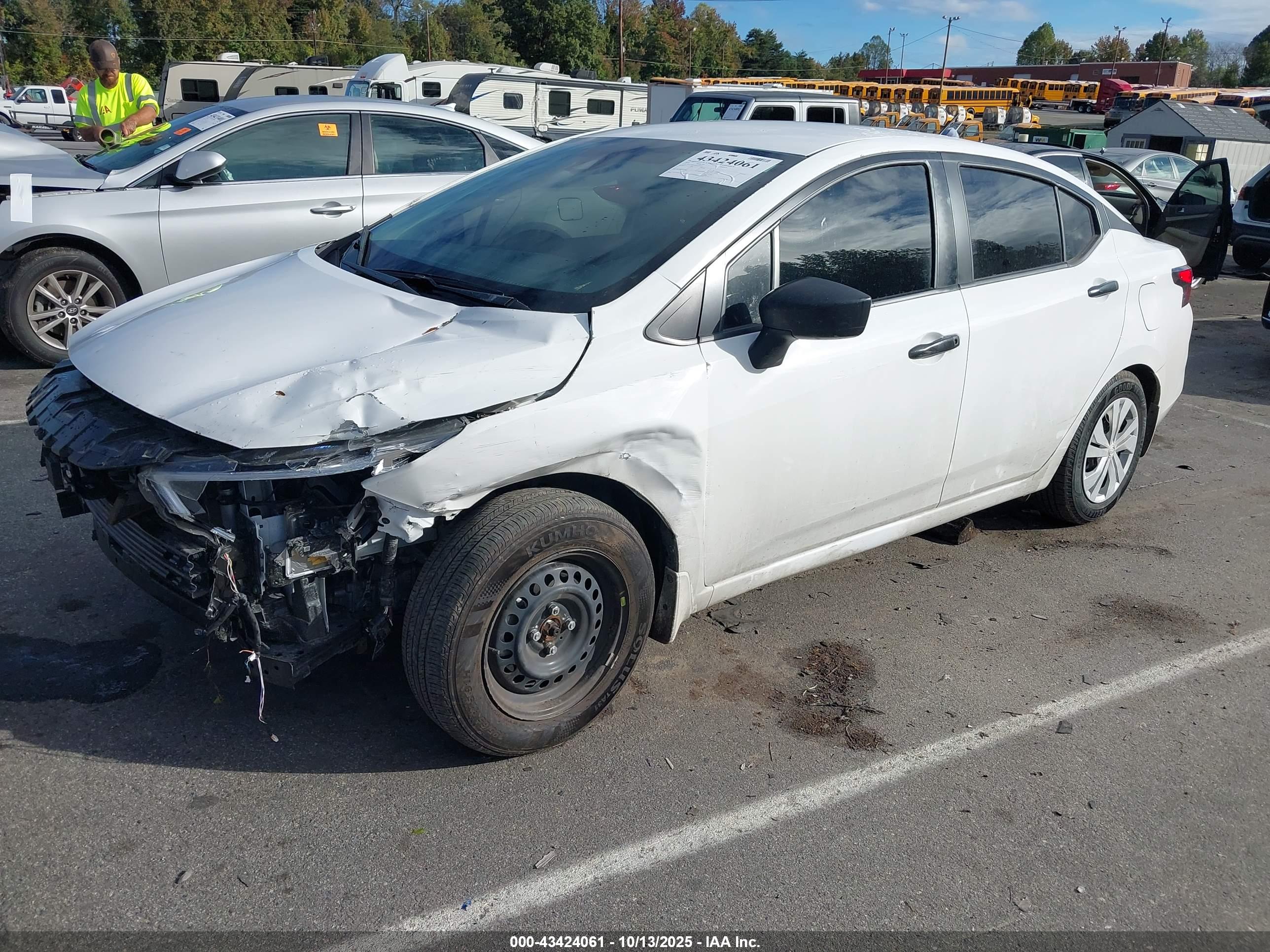 NISSAN VERSA image 2