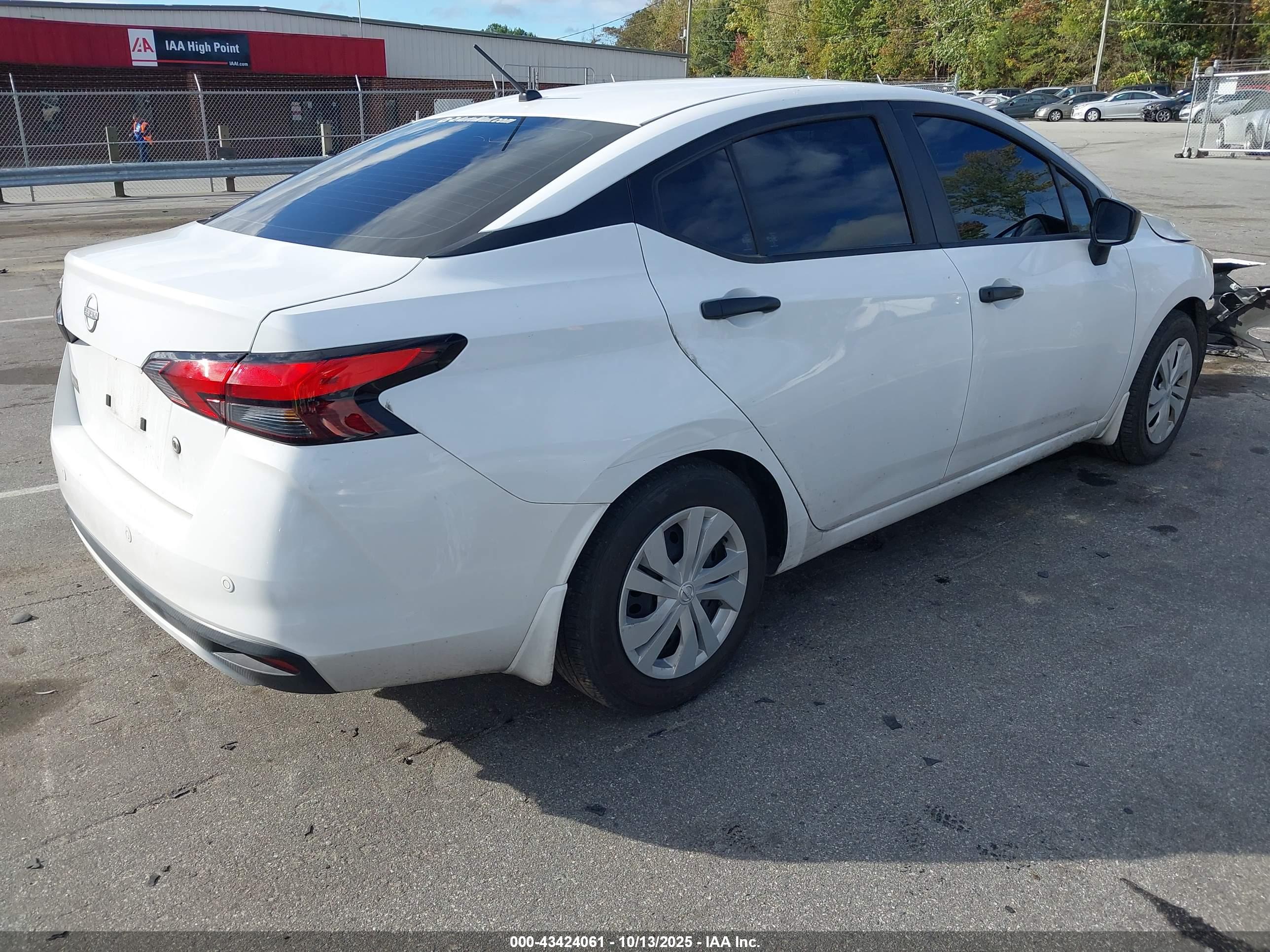 NISSAN VERSA image 4
