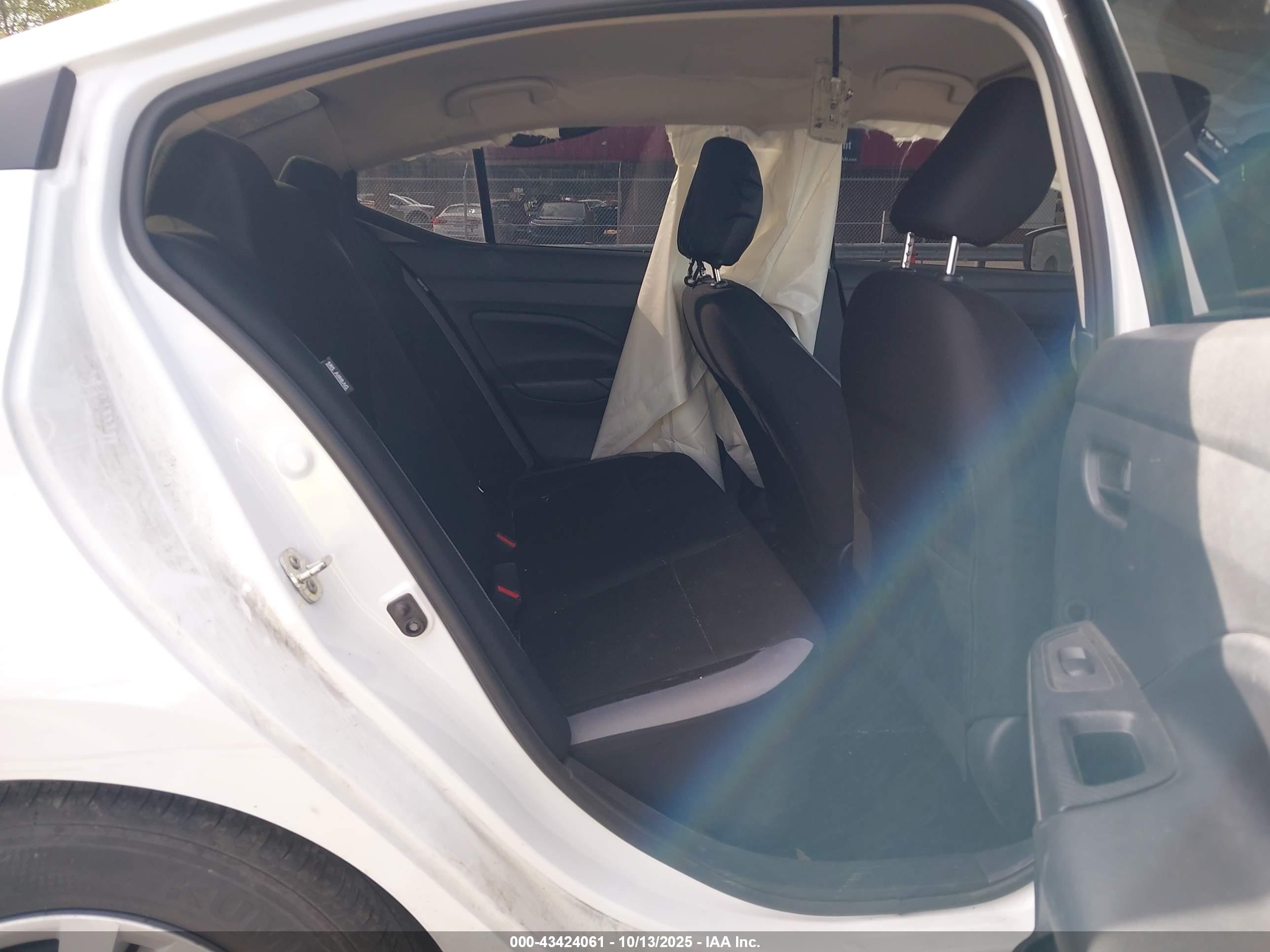 NISSAN VERSA image 8
