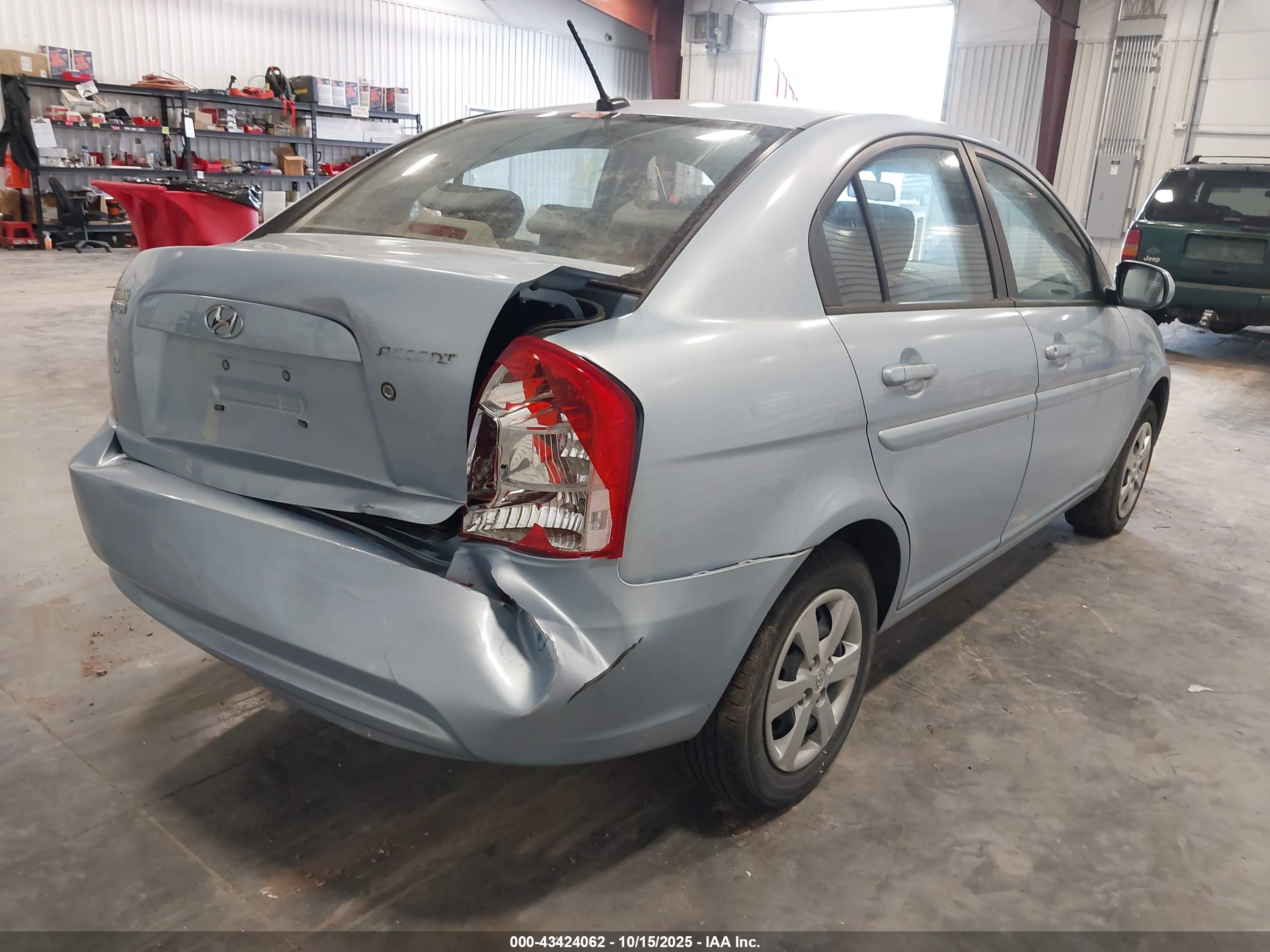 HYUNDAI ACCENT image 4