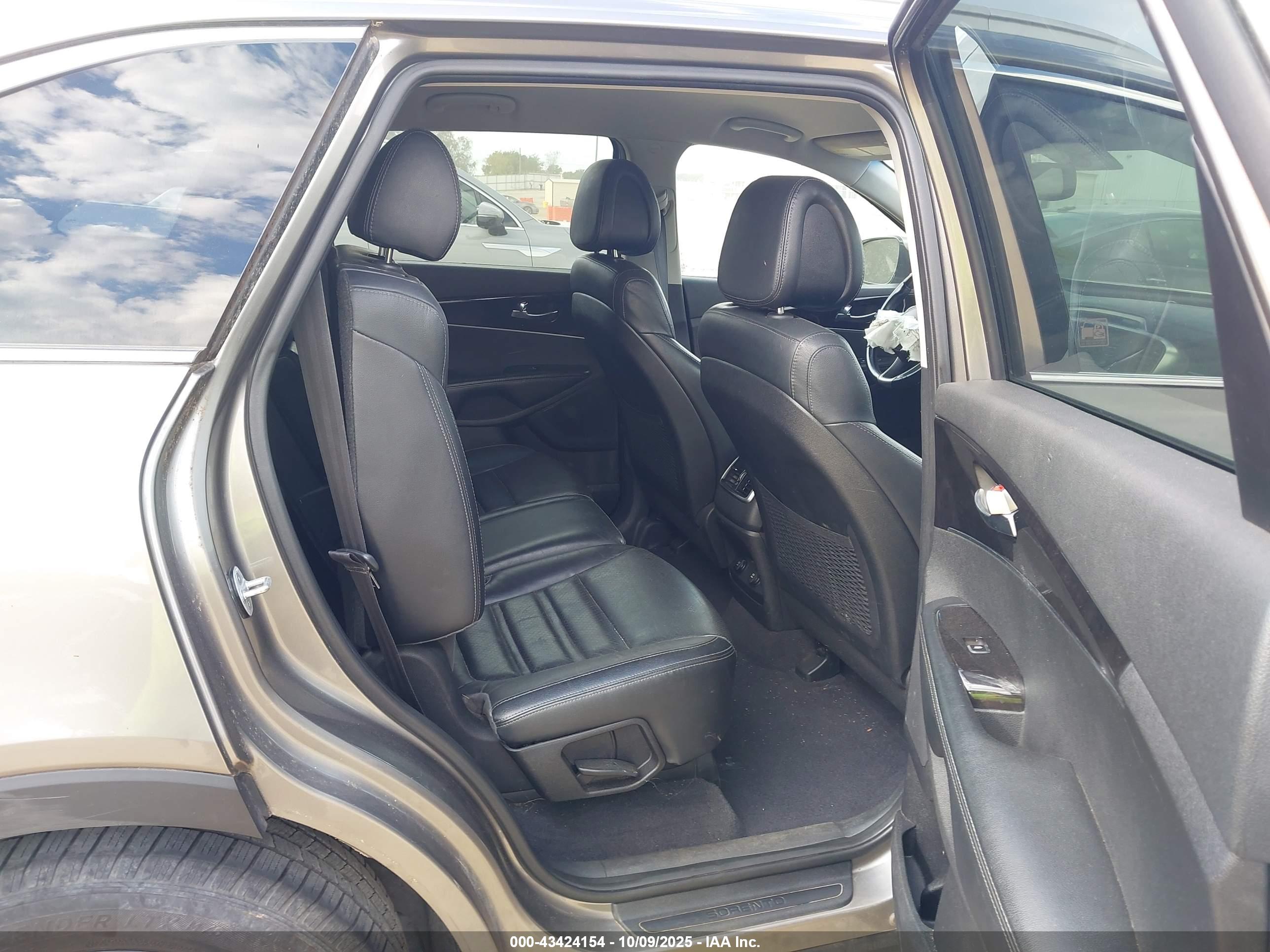 KIA SORENTO image 8