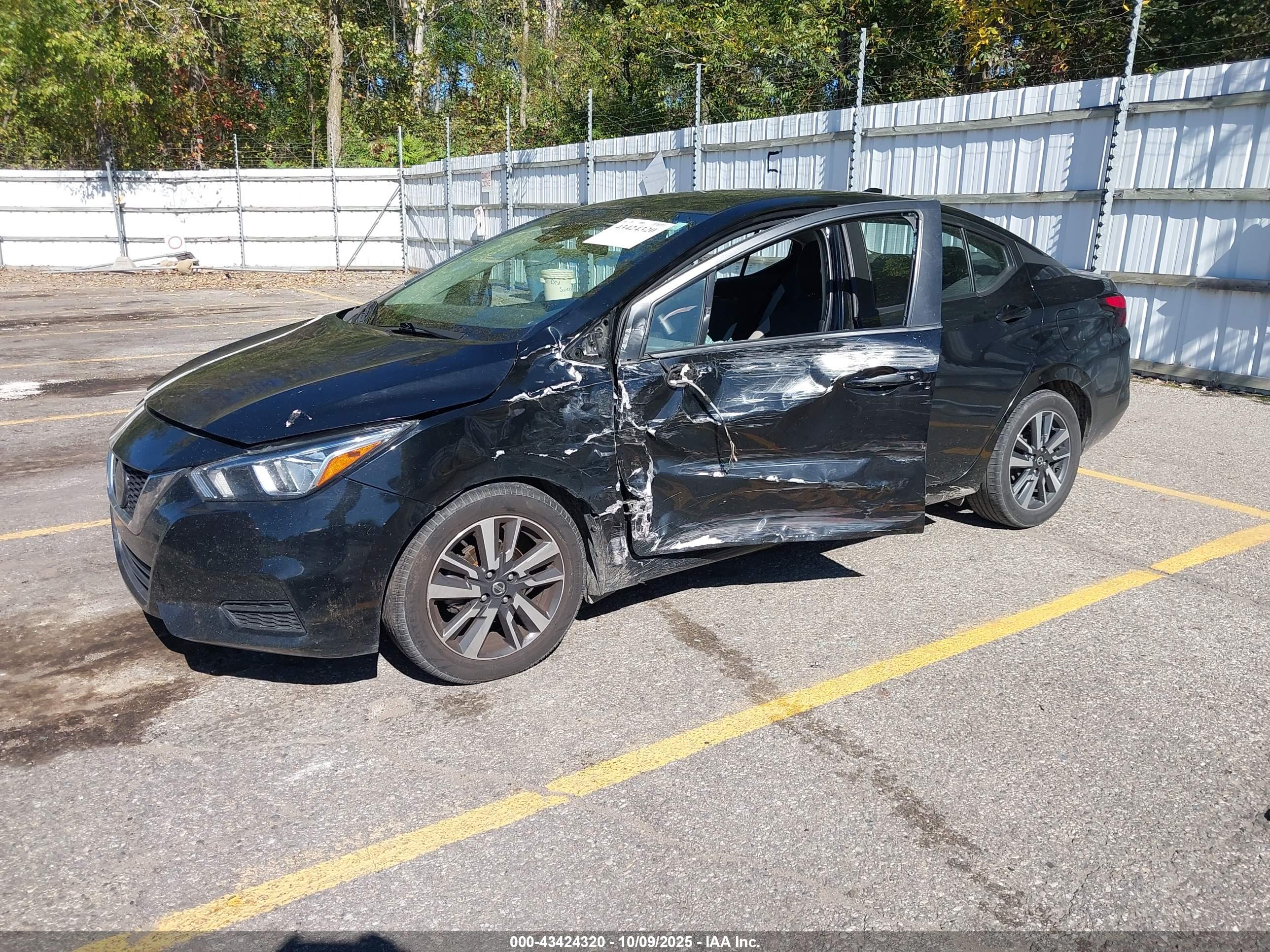 NISSAN VERSA image 2