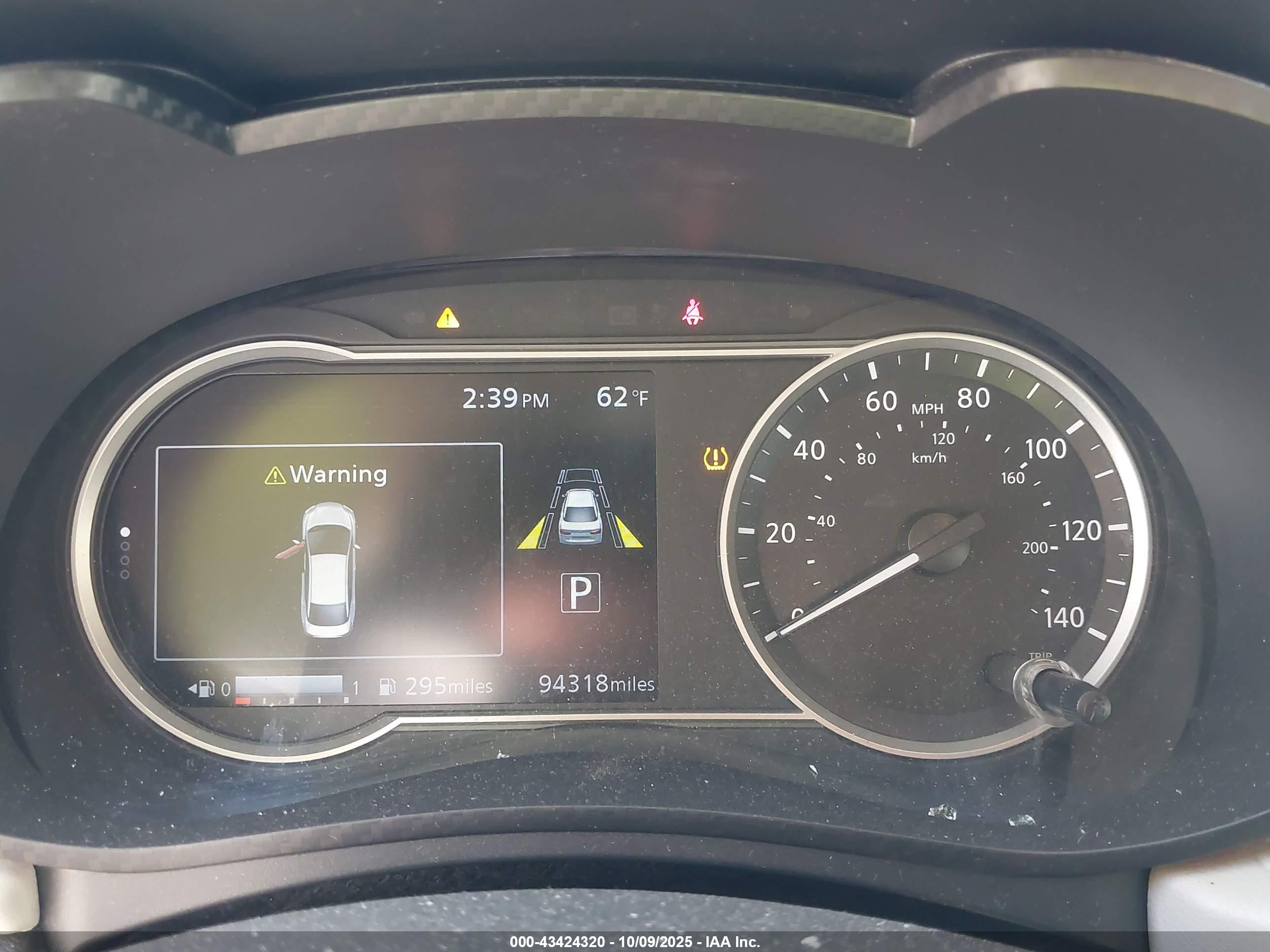 NISSAN VERSA image 7