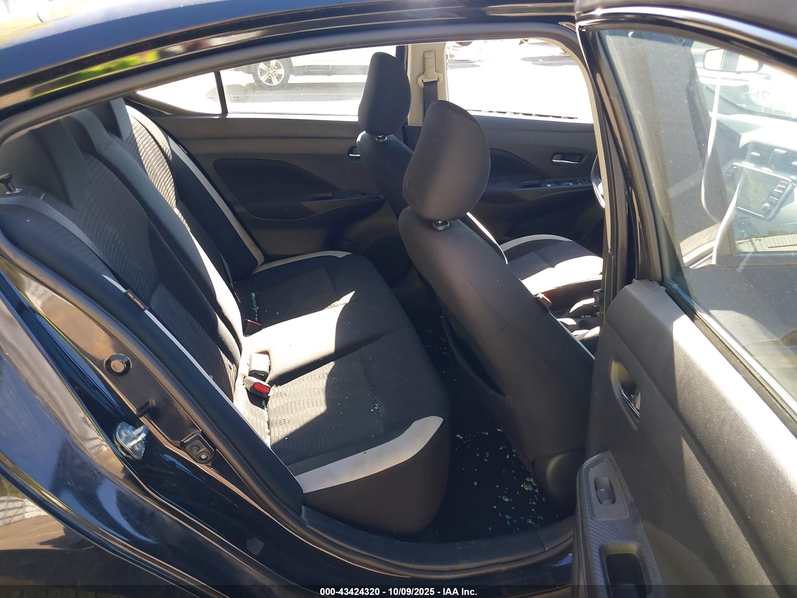 NISSAN VERSA image 8