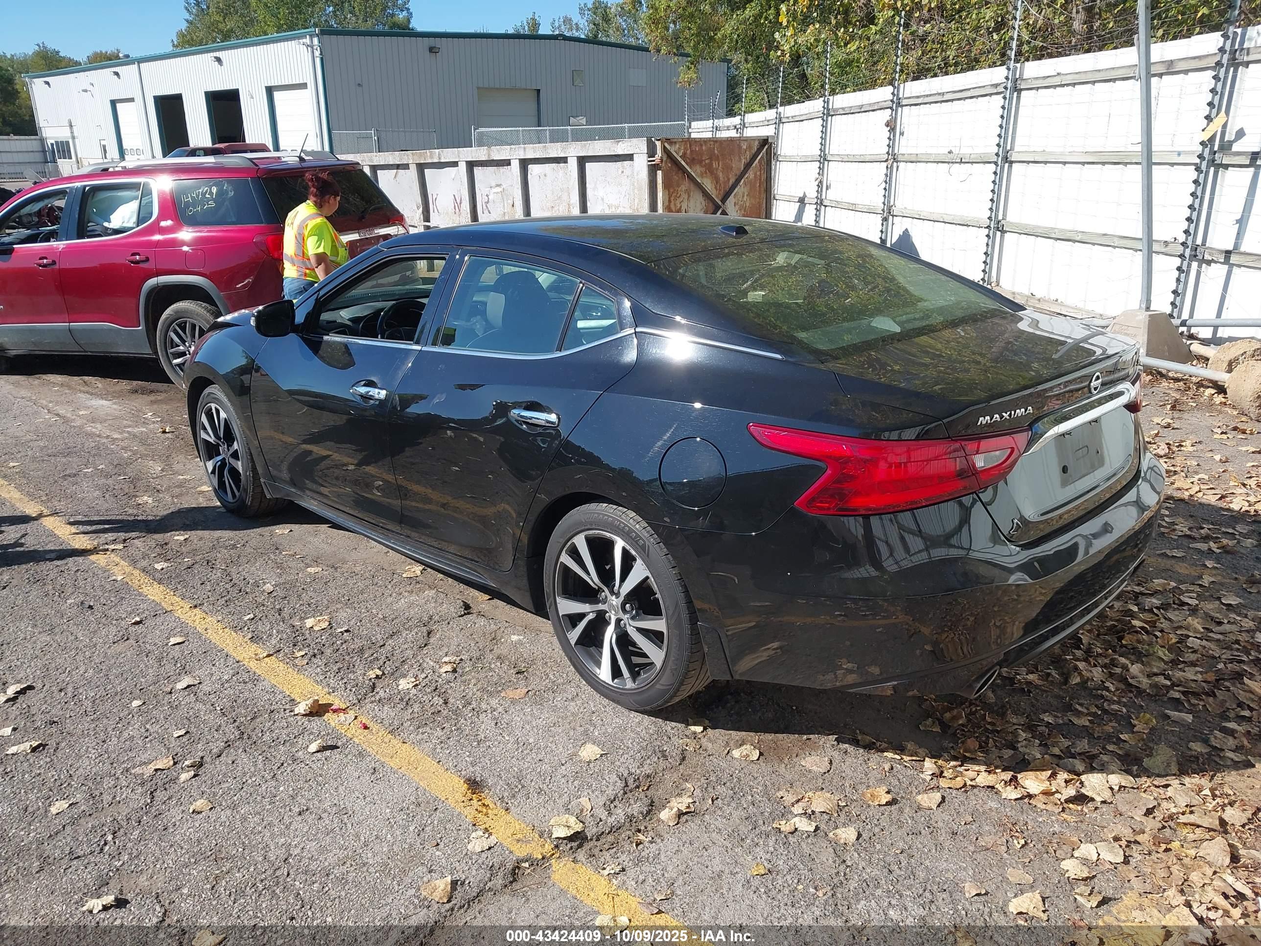 NISSAN MAXIMA image 3