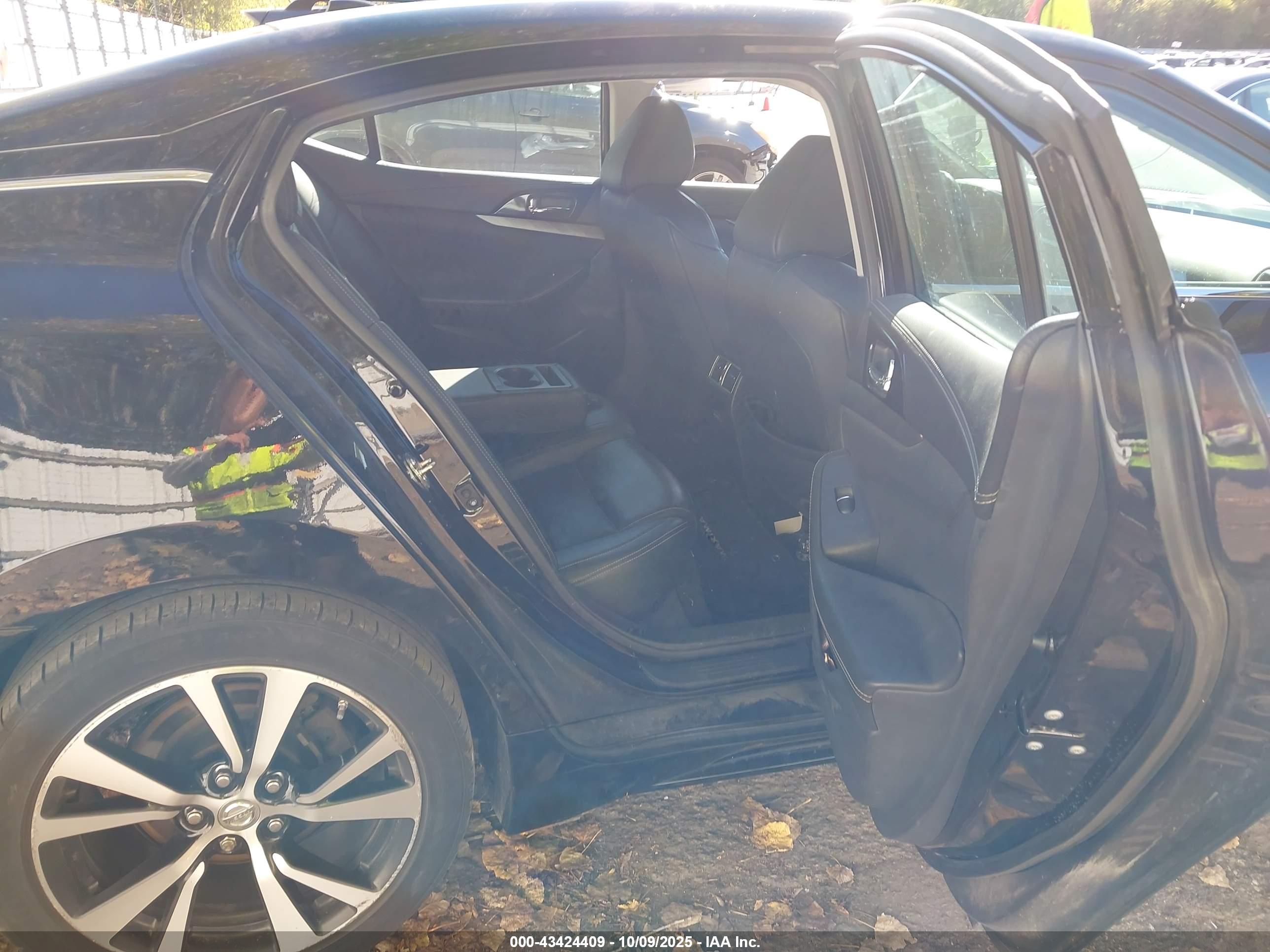 NISSAN MAXIMA image 8