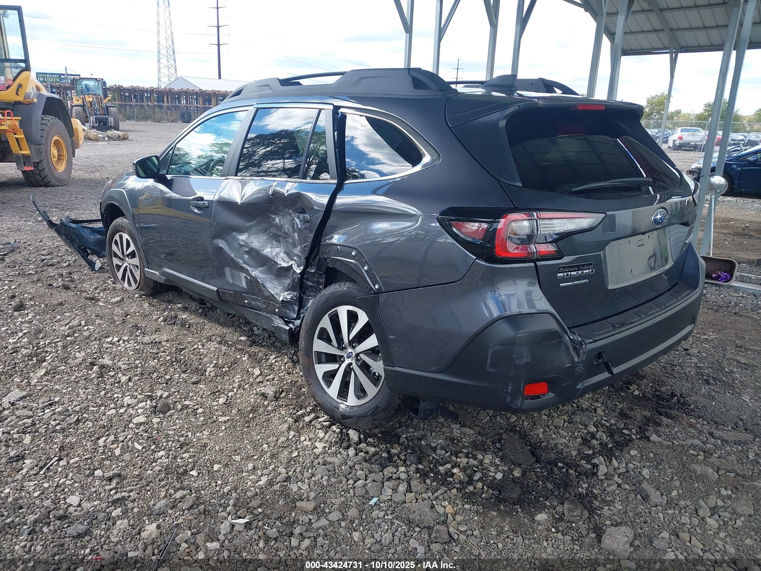 SUBARU OUTBACK image 3