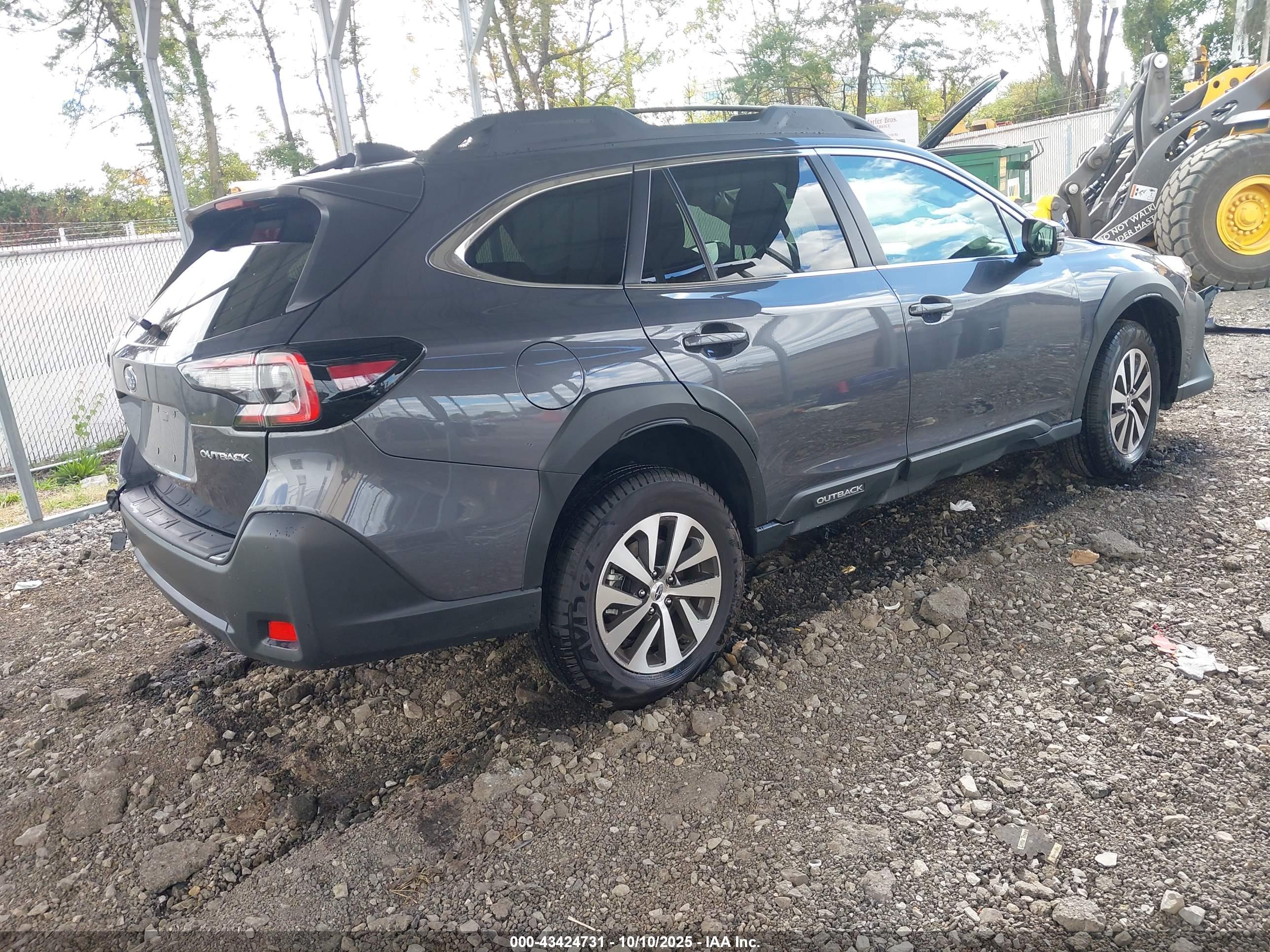 SUBARU OUTBACK image 4