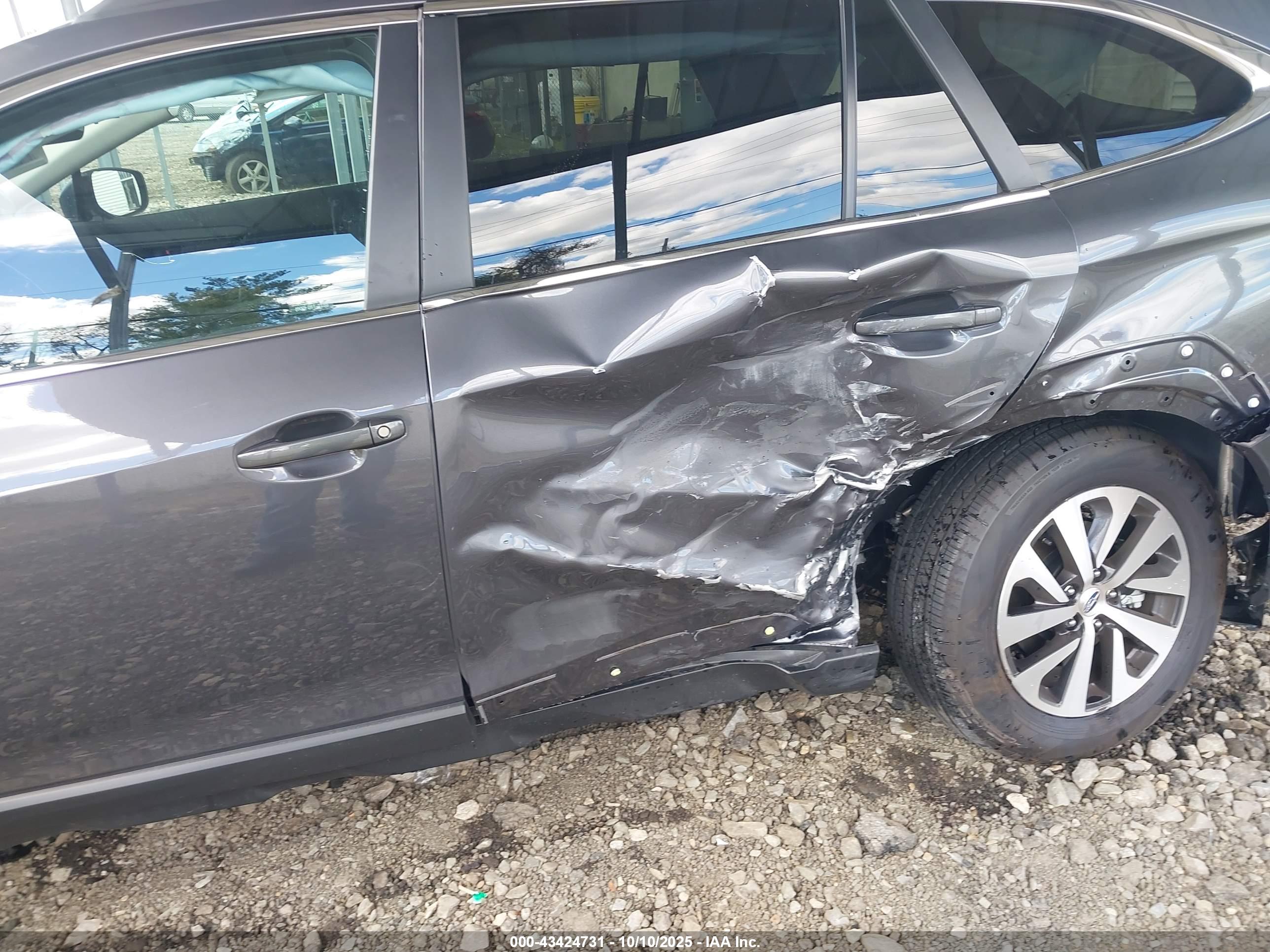 SUBARU OUTBACK image 6